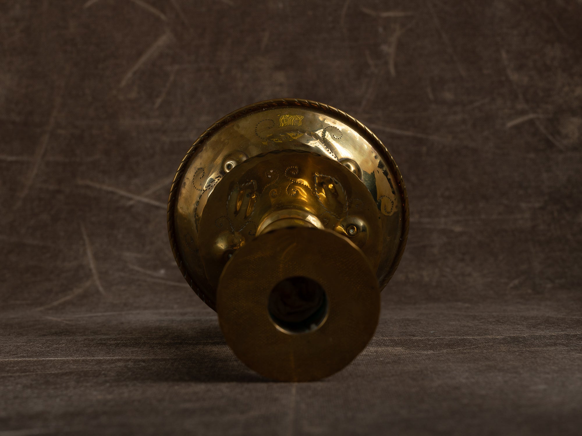 Paire de flambeaux baroques en laiton fourré, Suède (vers 1880-1900)..Pair of baroque brass candle holders, Sweden (circa 1880-1900)
