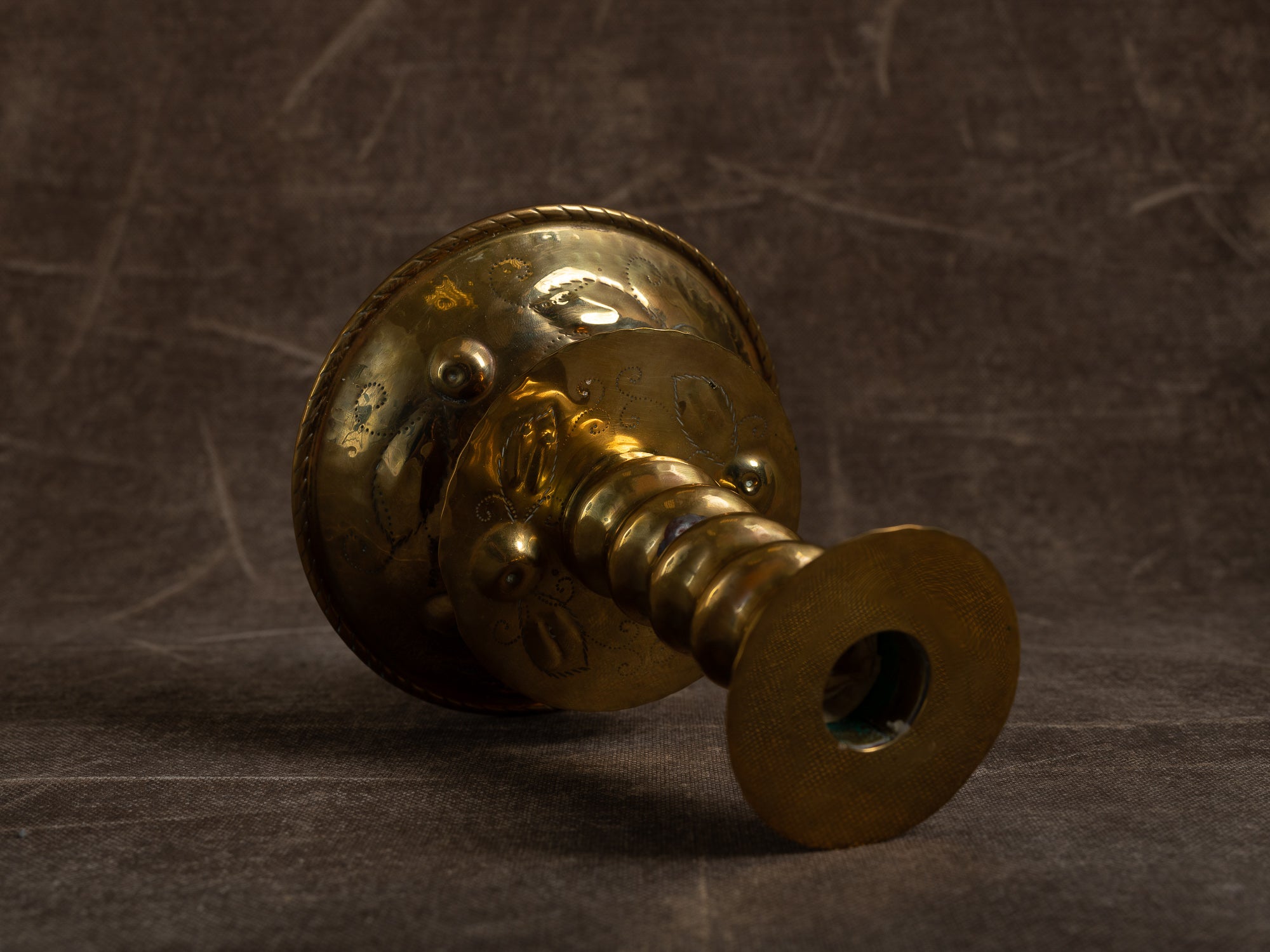 Paire de flambeaux baroques en laiton fourré, Suède (vers 1880-1900)..Pair of baroque brass candle holders, Sweden (circa 1880-1900)
