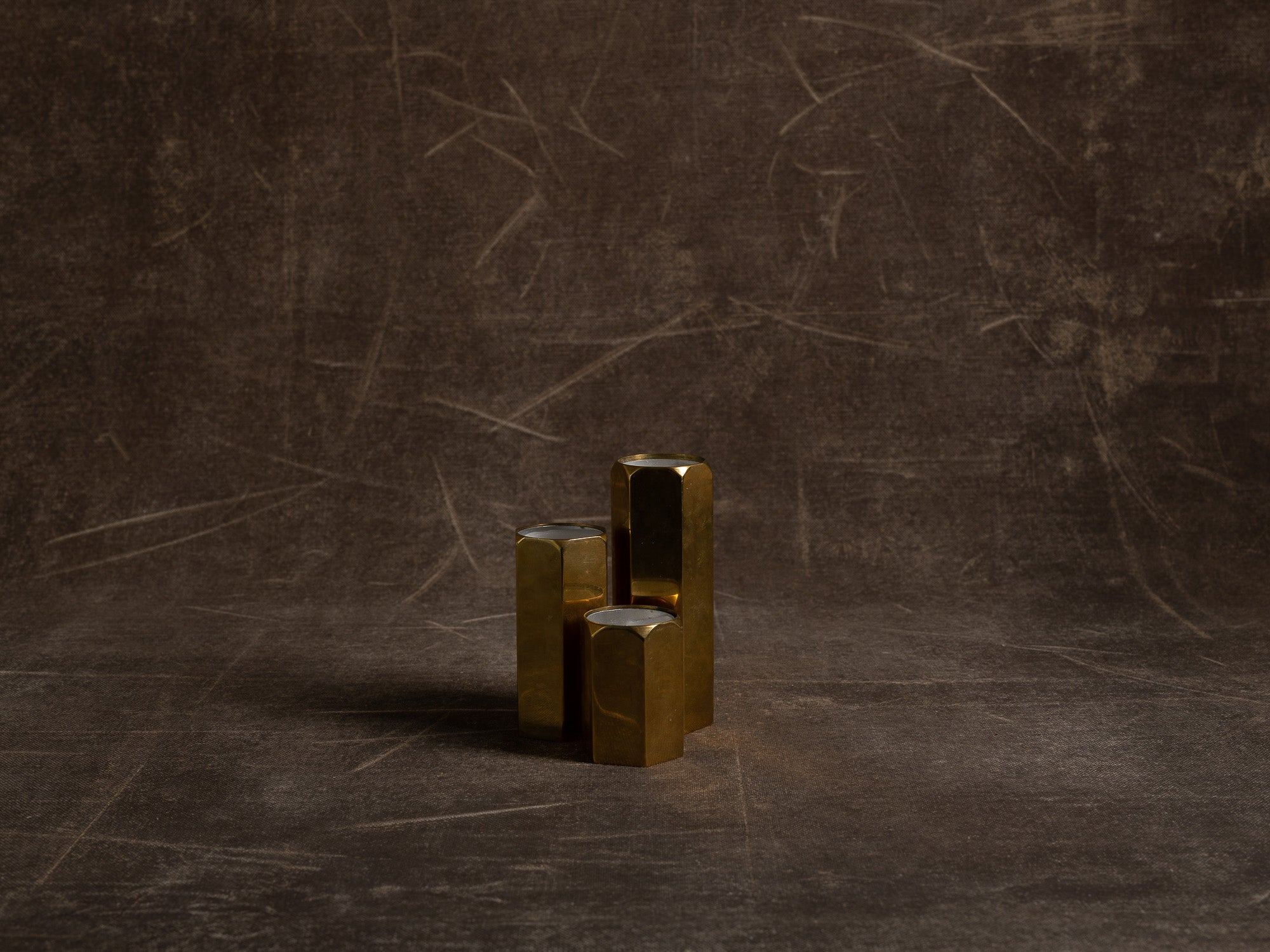 Ensemble de 3 flambeaux en laiton, Suède (vers 1965)..Set of 3 brass candle holders, Sweden (circa 1965)