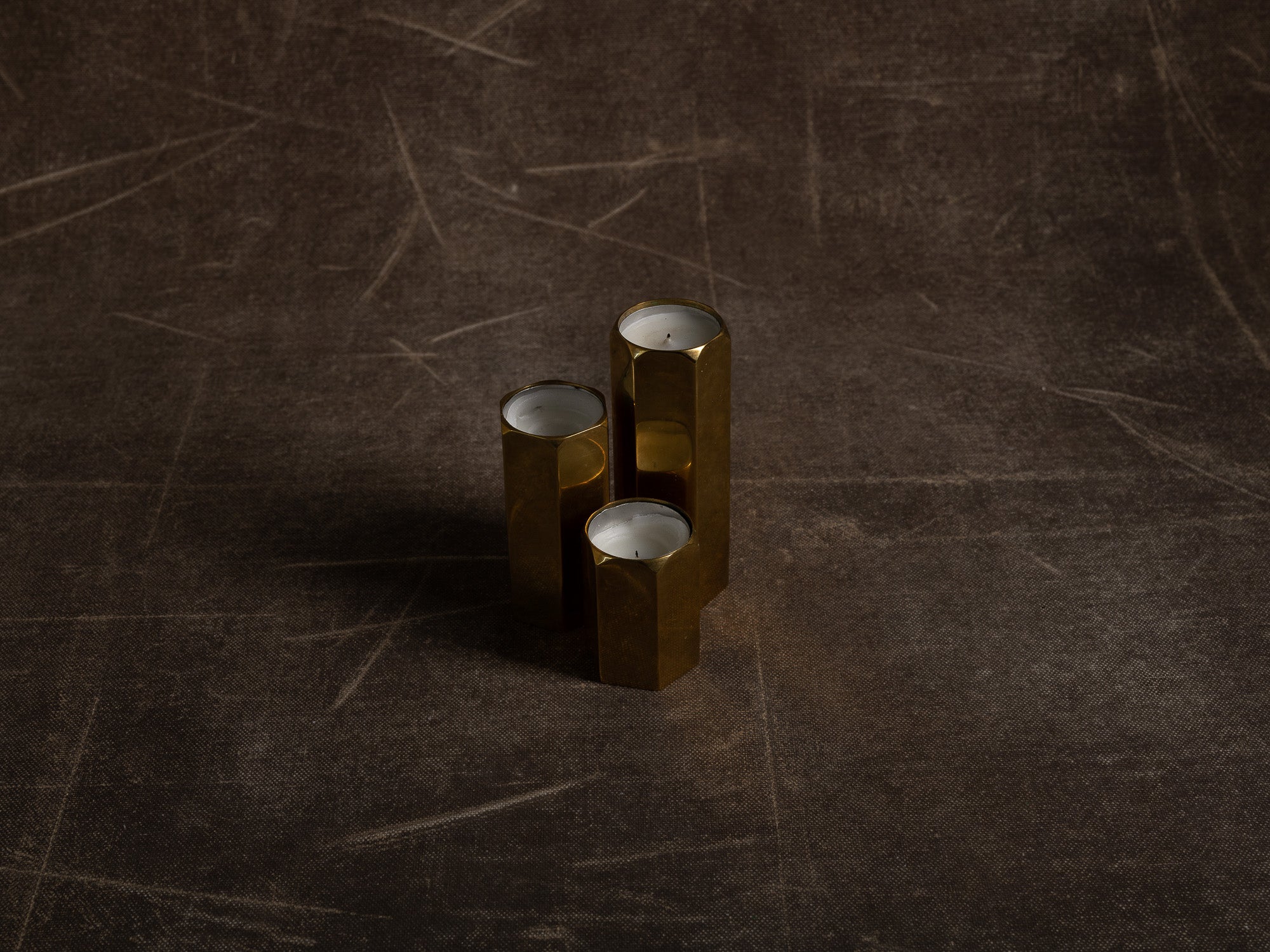 Ensemble de 3 flambeaux en laiton, Suède (vers 1965)..Set of 3 brass candle holders, Sweden (circa 1965)