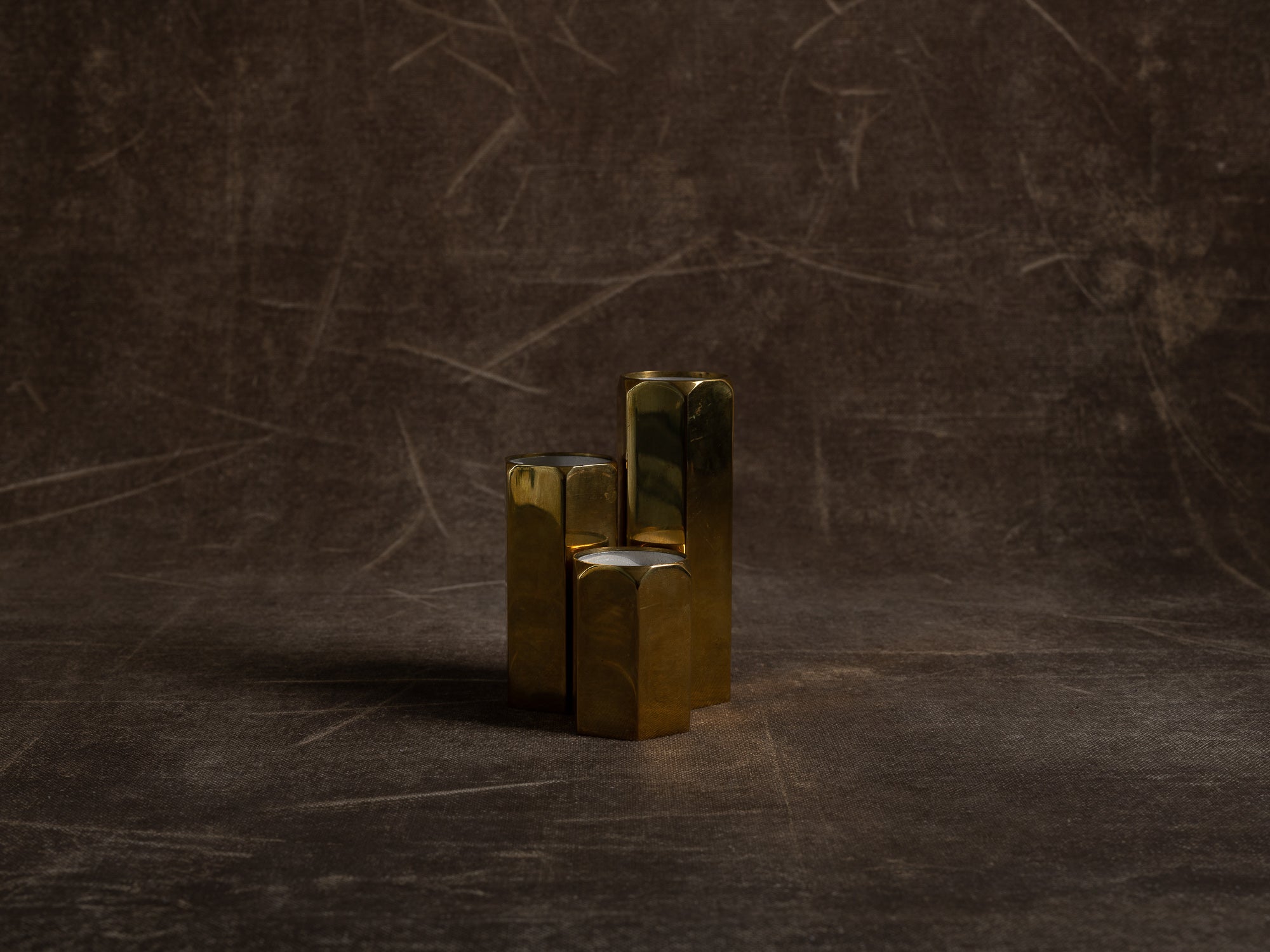 Ensemble de 3 flambeaux en laiton, Suède (vers 1965)..Set of 3 brass candle holders, Sweden (circa 1965)