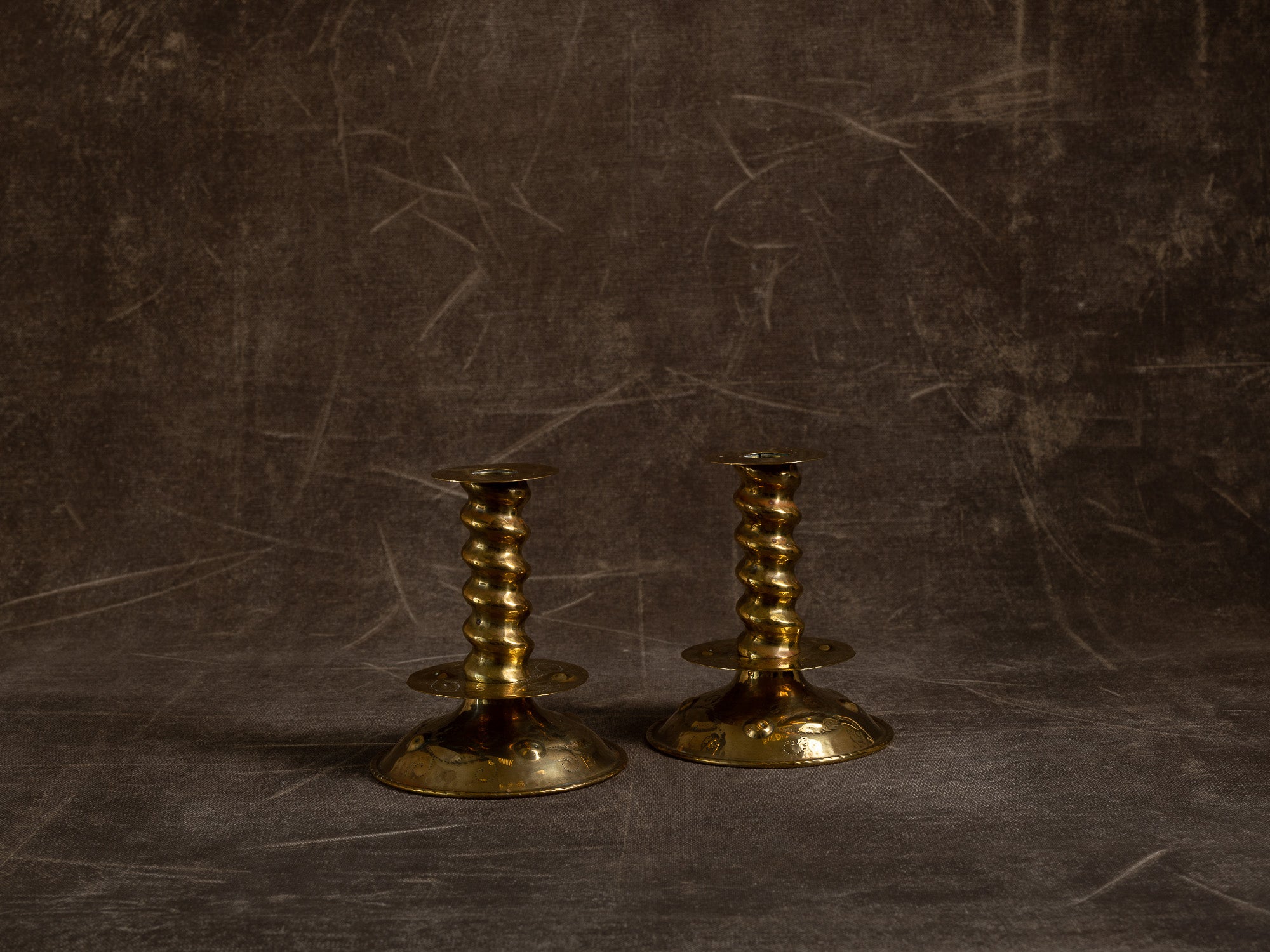 Paire de flambeaux baroques en laiton fourré, Suède (vers 1880-1900)..Pair of baroque brass candle holders, Sweden (circa 1880-1900)
