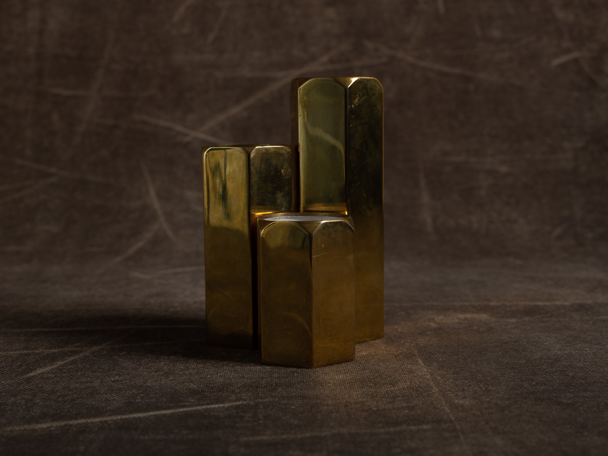 Ensemble de 3 flambeaux en laiton, Suède (vers 1965)..Set of 3 brass candle holders, Sweden (circa 1965)