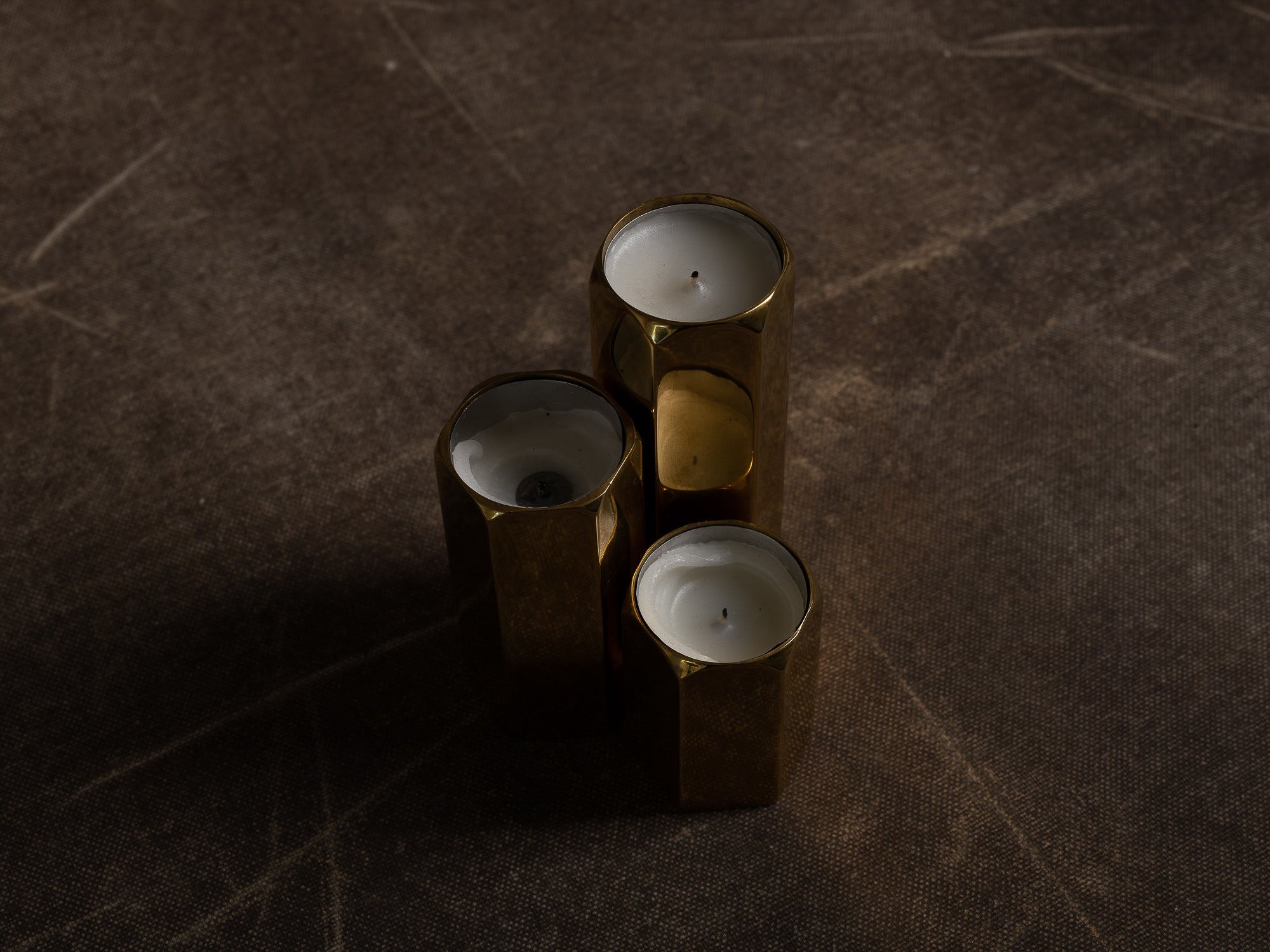 Ensemble de 3 flambeaux en laiton, Suède (vers 1965)..Set of 3 brass candle holders, Sweden (circa 1965)