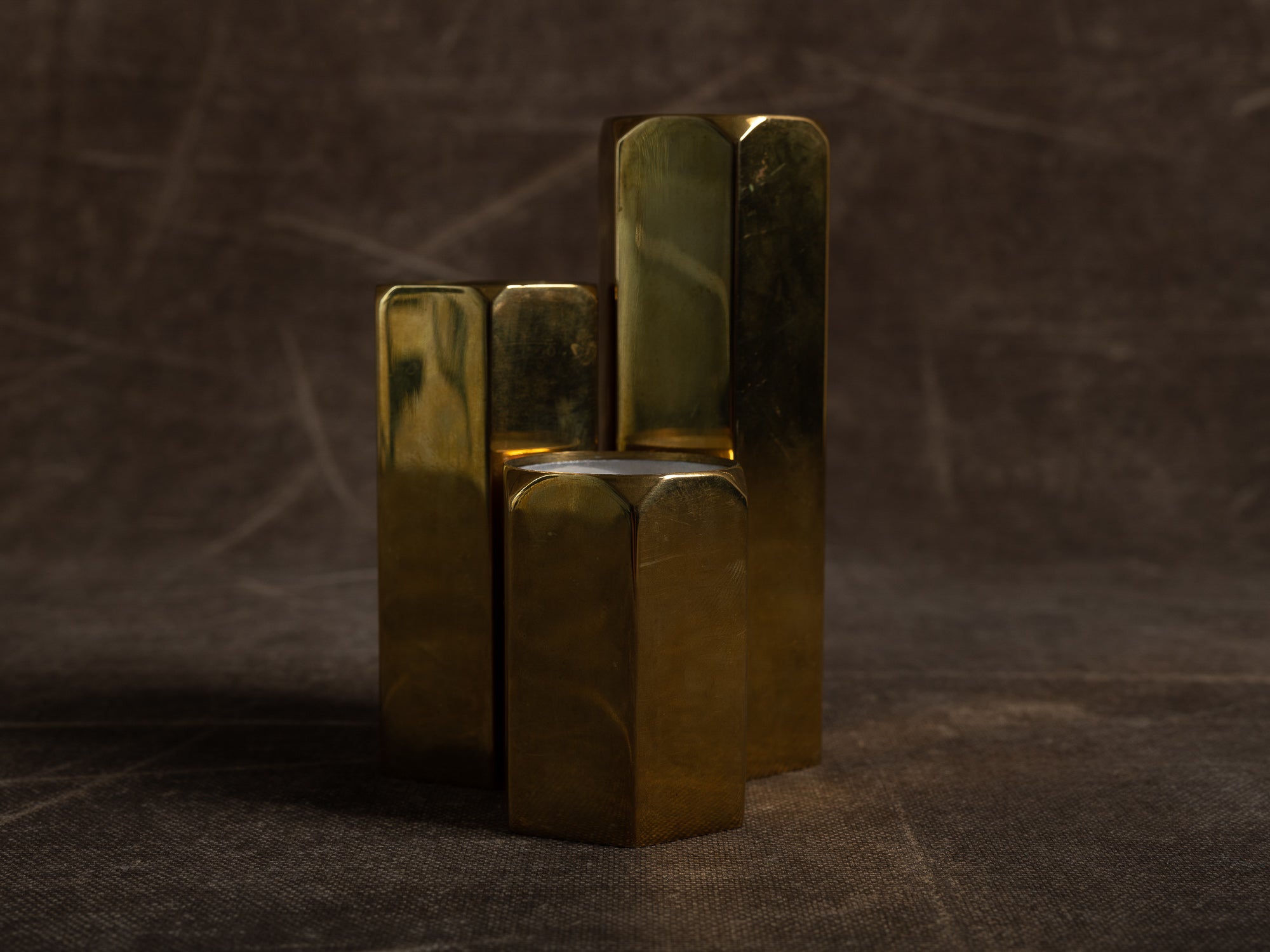 Ensemble de 3 flambeaux en laiton, Suède (vers 1965)..Set of 3 brass candle holders, Sweden (circa 1965)