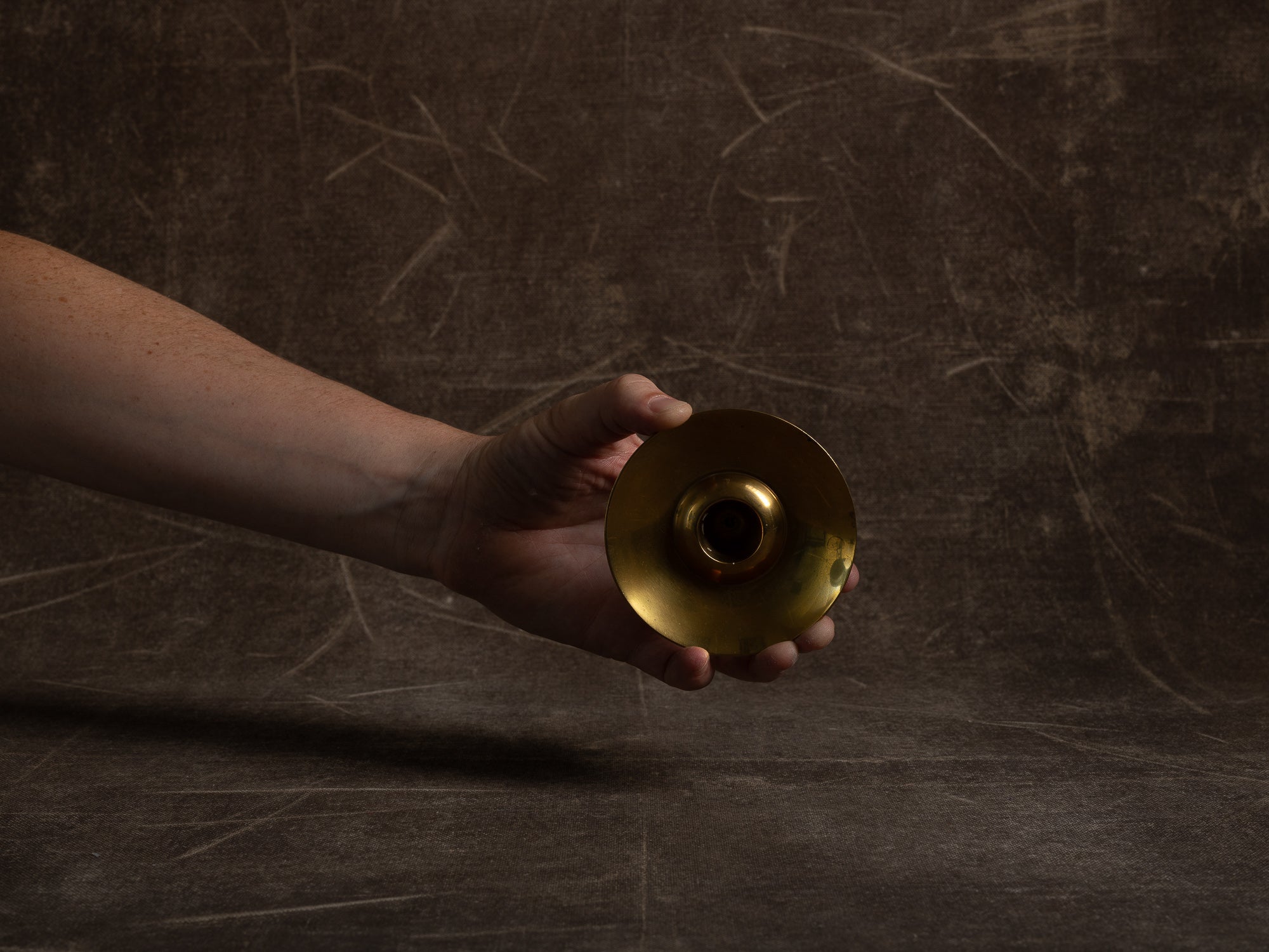 Paire de flambeaux soucoupe en laiton, Suède (vers 1965)..Pair of brass candle holders, Sweden (circa 1965)