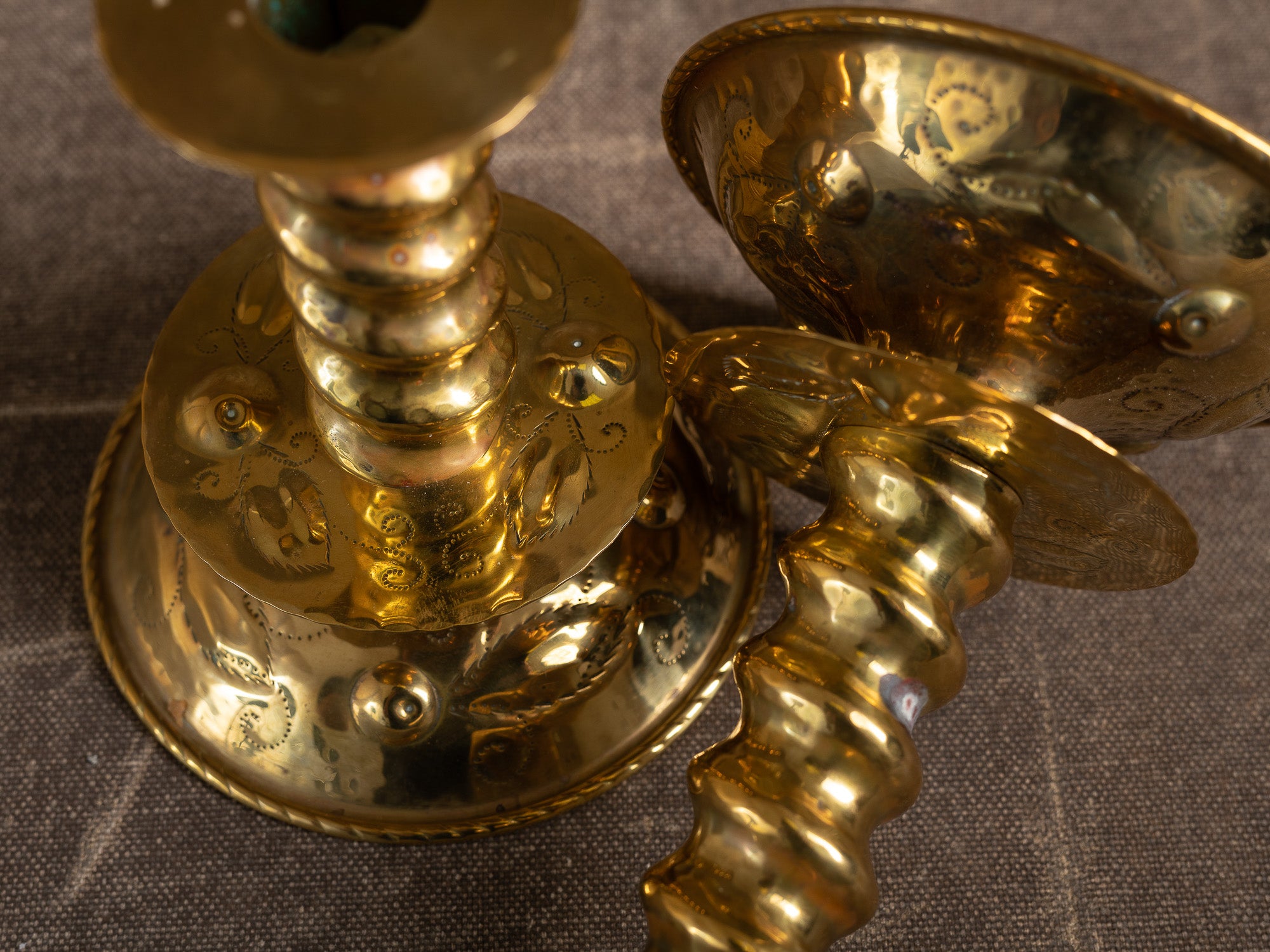 Paire de flambeaux baroques en laiton fourré, Suède (vers 1880-1900)..Pair of baroque brass candle holders, Sweden (circa 1880-1900)