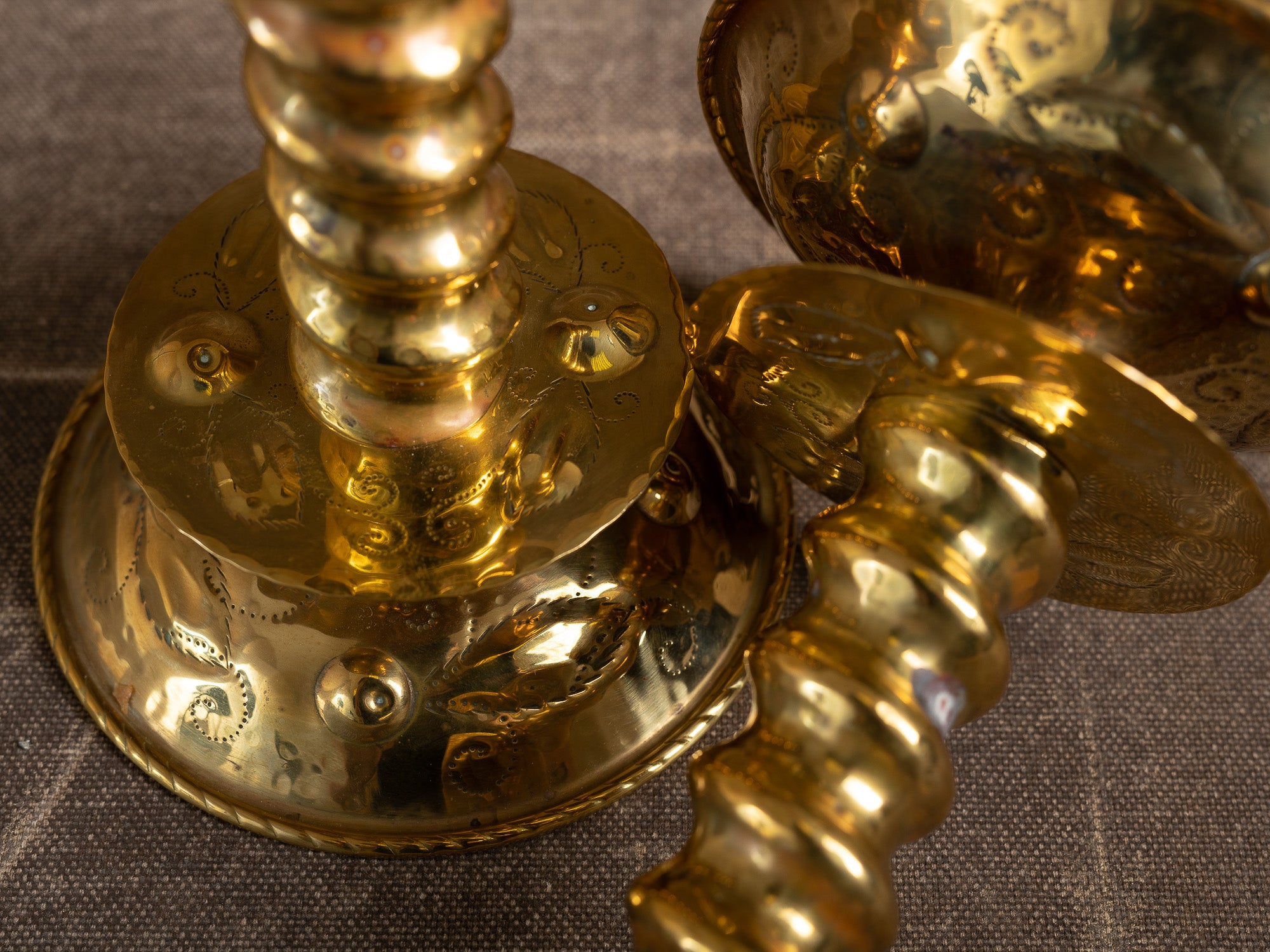 Paire de flambeaux baroques en laiton fourré, Suède (vers 1880-1900)..Pair of baroque brass candle holders, Sweden (circa 1880-1900)