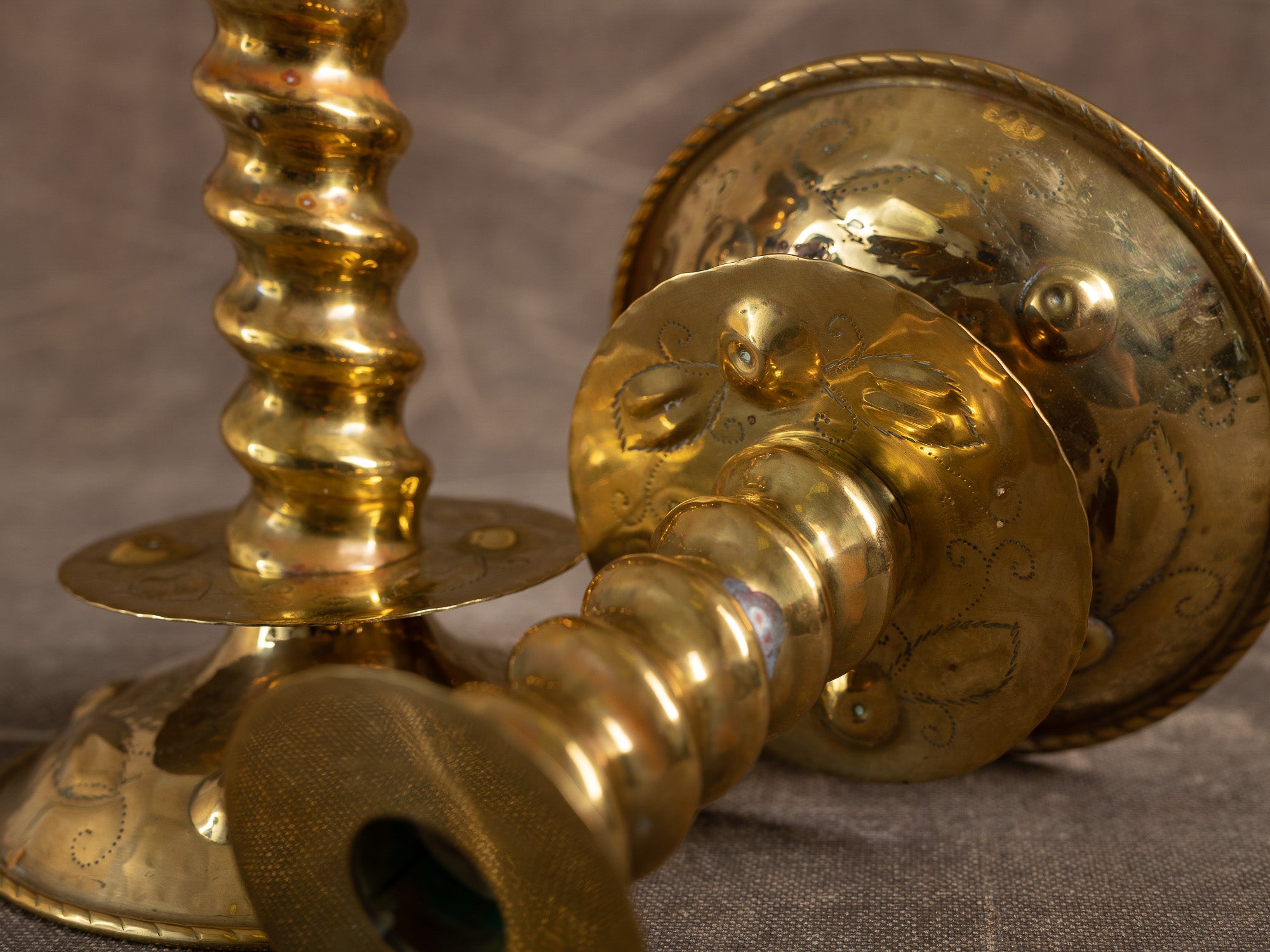 Paire de flambeaux baroques en laiton fourré, Suède (vers 1880-1900)..Pair of baroque brass candle holders, Sweden (circa 1880-1900)