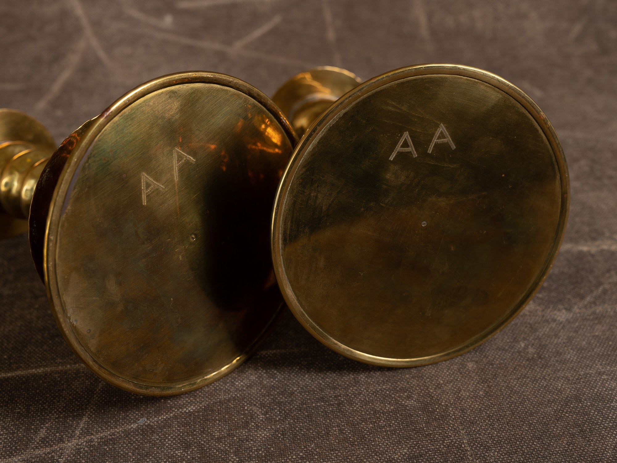 Paire de flambeaux baroques en laiton fourré, Suède (vers 1880-1900)..Pair of baroque brass candle holders, Sweden (circa 1880-1900)
