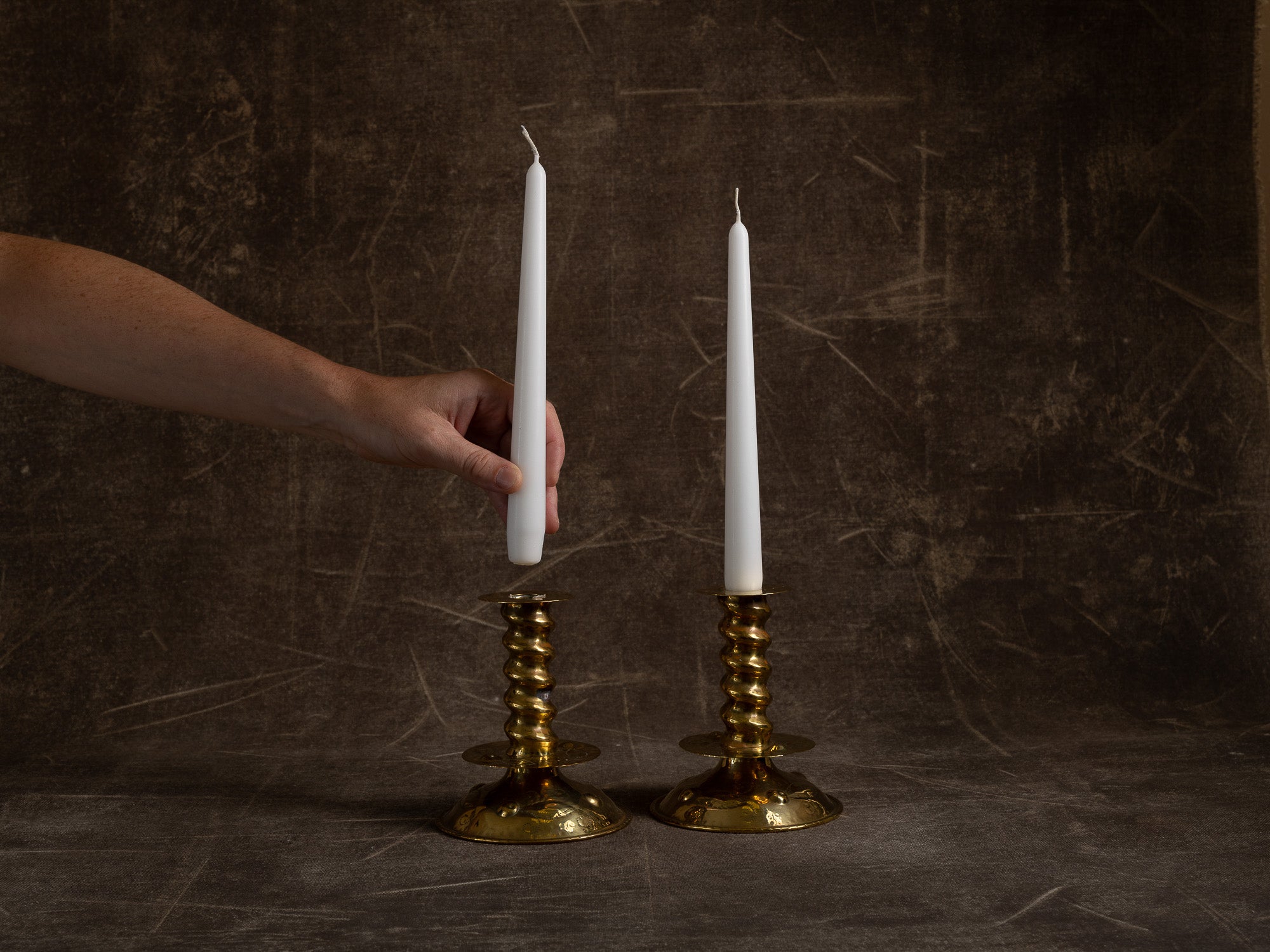 Paire de flambeaux baroques en laiton fourré, Suède (vers 1880-1900)..Pair of baroque brass candle holders, Sweden (circa 1880-1900)