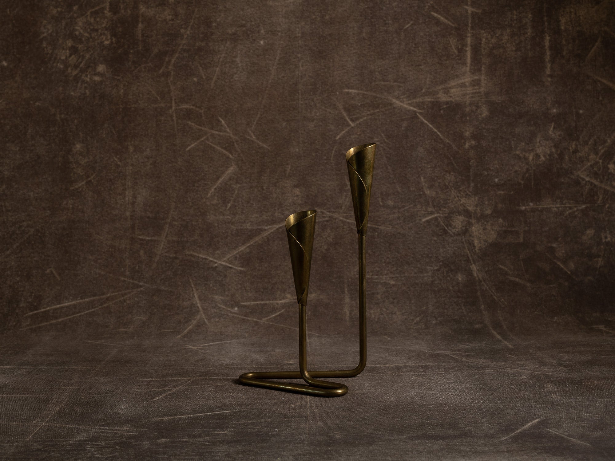 Chandelier en laiton, entourage d'Hans Jensen, Danemark (vers 1950)..Brass Candle holder in the style of Hans Jensen, Denmark (circa 1950)