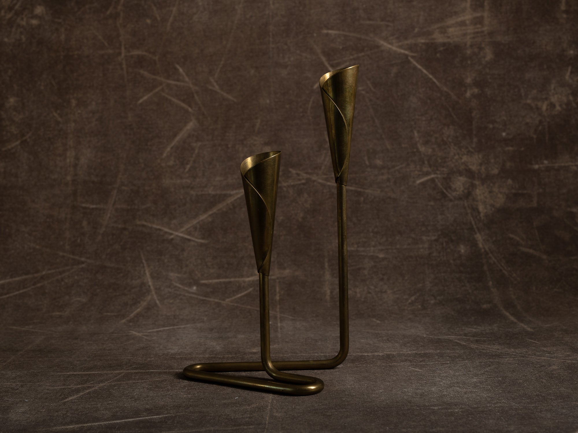 Chandelier en laiton, entourage d'Hans Jensen, Danemark (vers 1950)..Brass Candle holder in the style of Hans Jensen, Denmark (circa 1950)