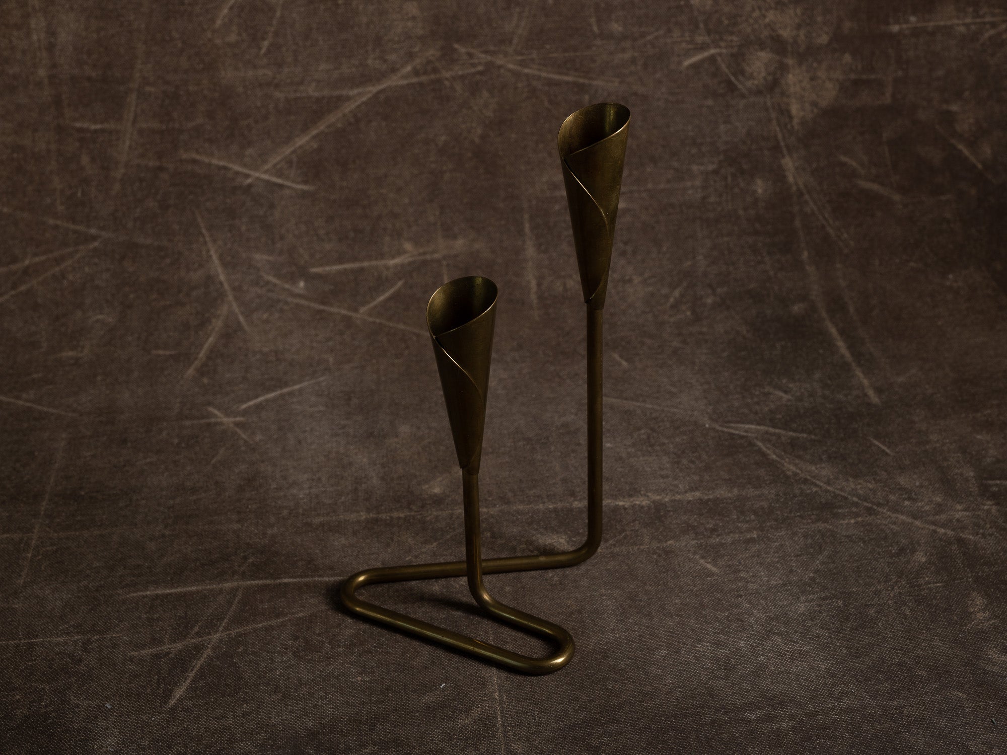 Chandelier en laiton, entourage d'Hans Jensen, Danemark (vers 1950)..Brass Candle holder in the style of Hans Jensen, Denmark (circa 1950)