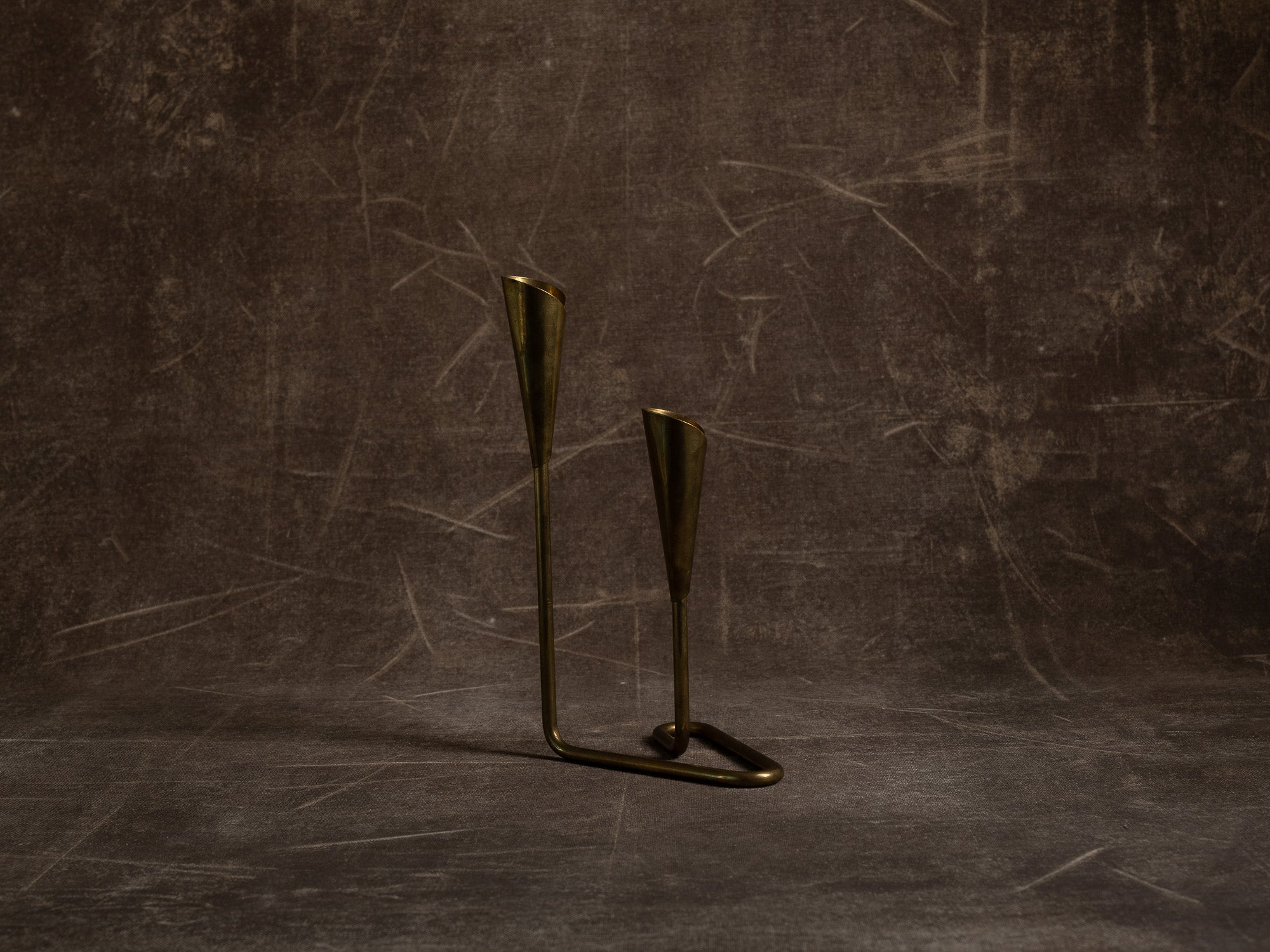 Chandelier en laiton, entourage d'Hans Jensen, Danemark (vers 1950)..Brass Candle holder in the style of Hans Jensen, Denmark (circa 1950)