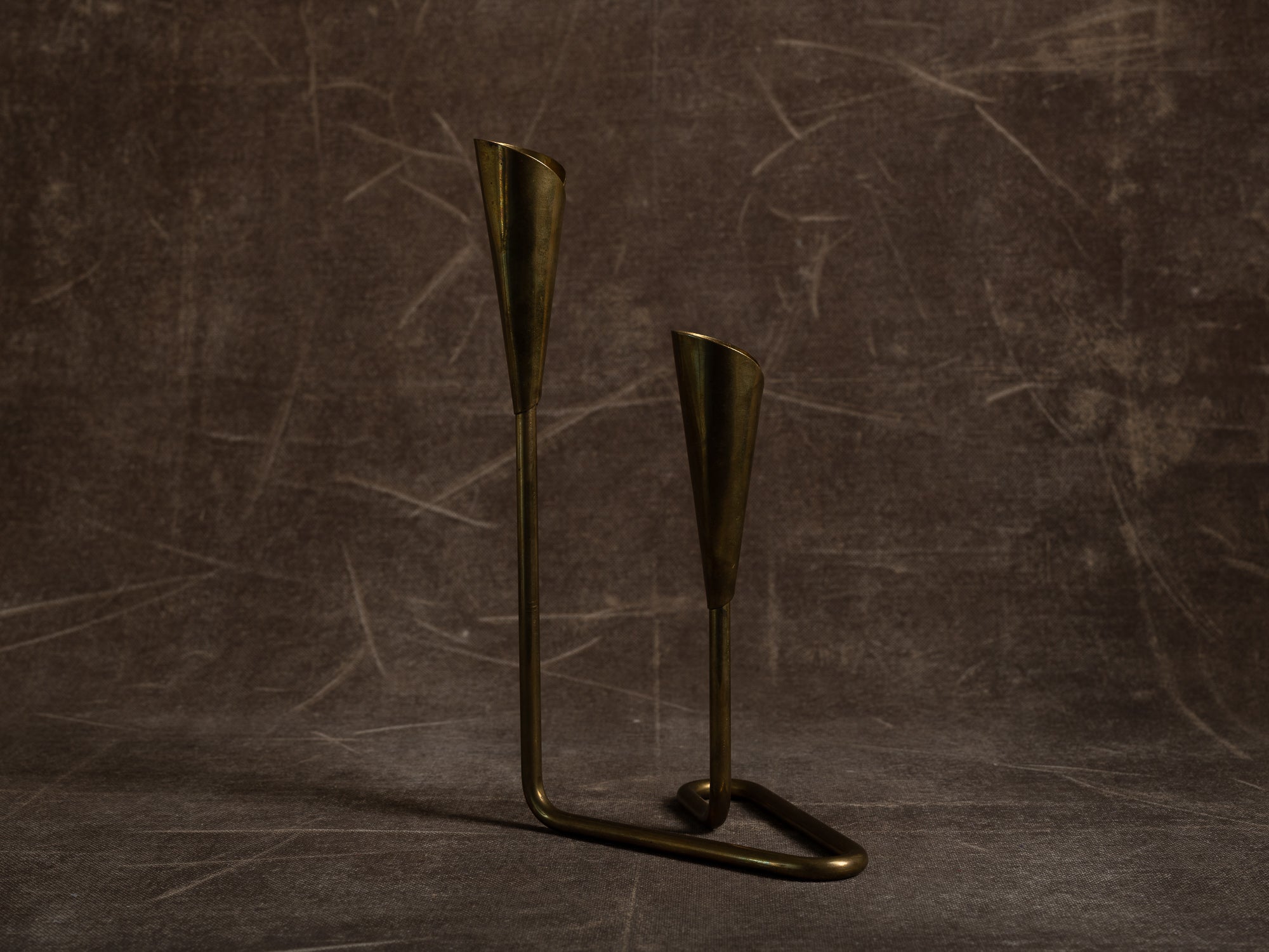 Chandelier en laiton, entourage d'Hans Jensen, Danemark (vers 1950)..Brass Candle holder in the style of Hans Jensen, Denmark (circa 1950)