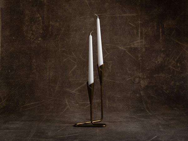 Chandelier en laiton, entourage d'Hans Jensen, Danemark (vers 1950)..Brass Candle holder in the style of Hans Jensen, Denmark (circa 1950)