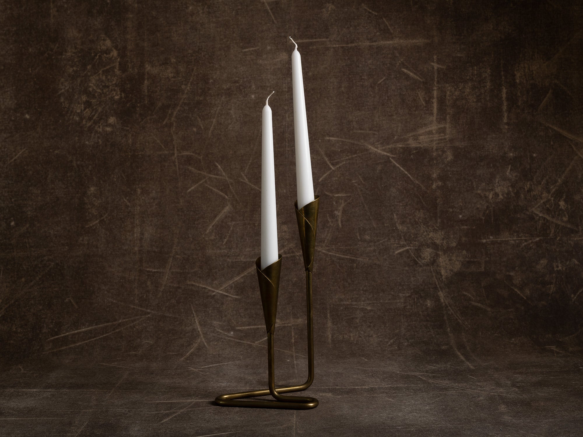 Chandelier en laiton, entourage d'Hans Jensen, Danemark (vers 1950)..Brass Candle holder in the style of Hans Jensen, Denmark (circa 1950)