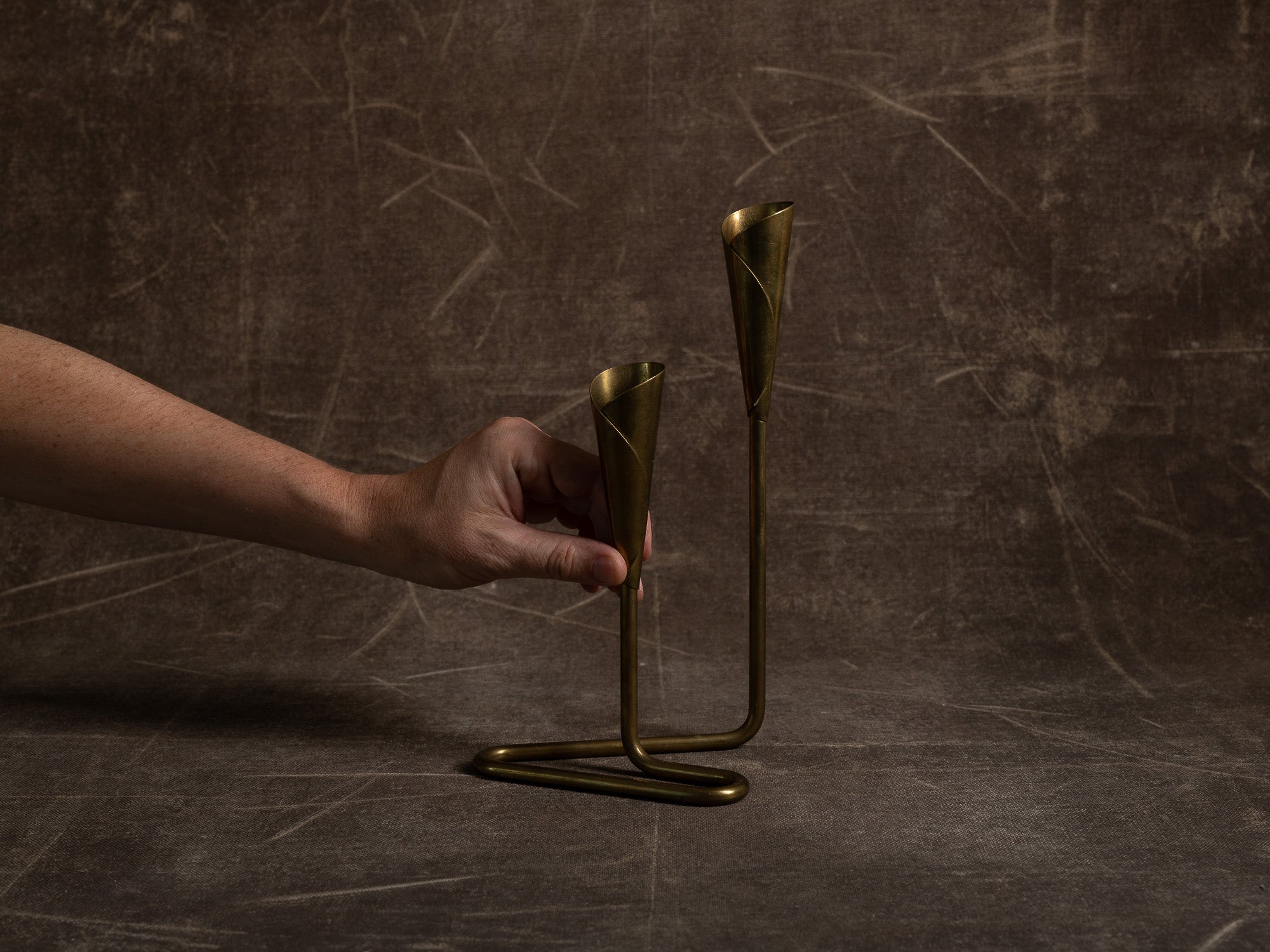 Chandelier en laiton, entourage d'Hans Jensen, Danemark (vers 1950)..Brass Candle holder in the style of Hans Jensen, Denmark (circa 1950)