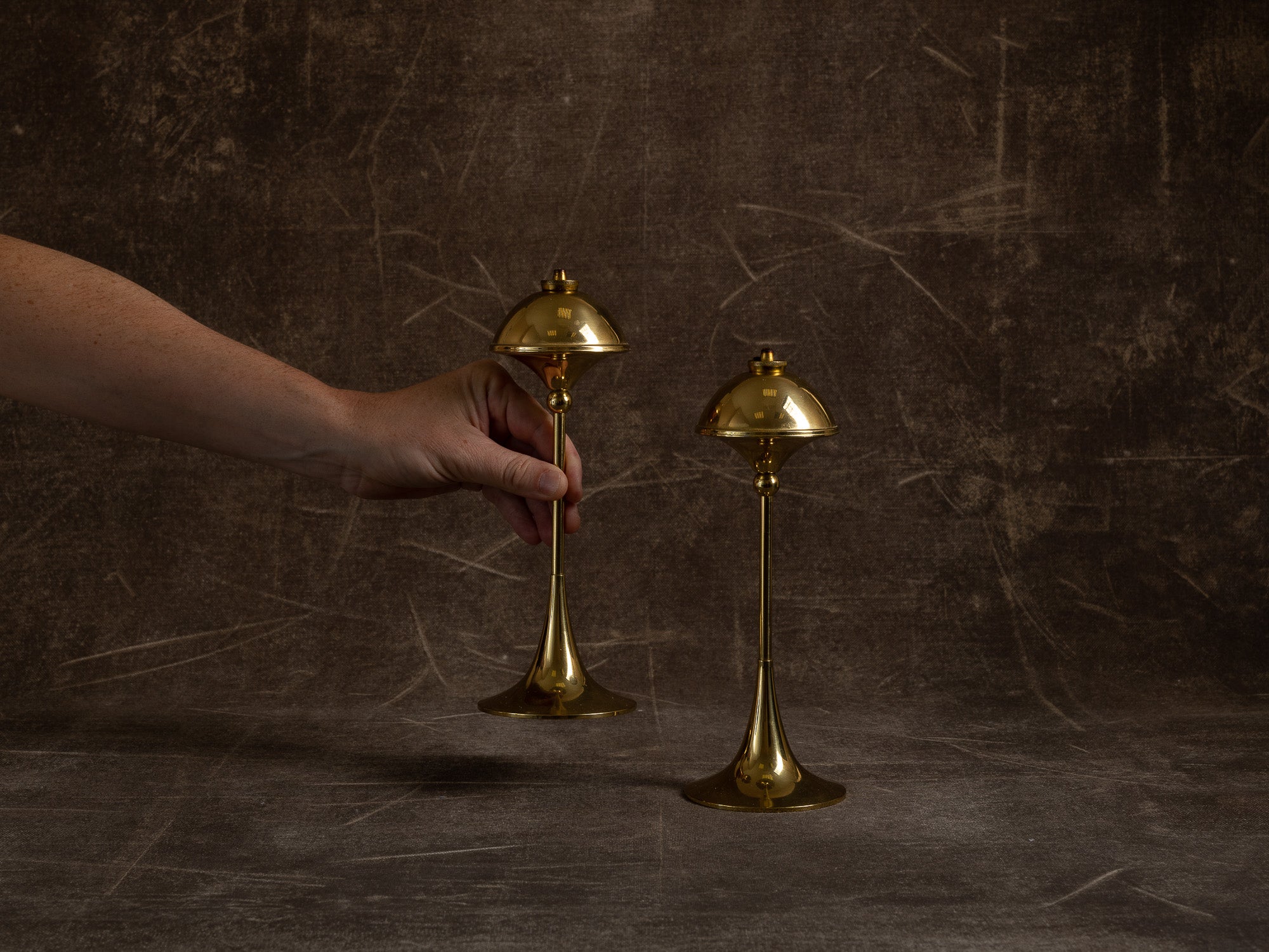 Paire de flambeaux à huile en laiton Monsterreg, Hejl Denmark & G.V. Harnisch, Danemark (vers 1960)..Pair of brass oil lamp / candle holders Hejl Denmark & G.V. Harnisch, Denmark (around 1960)