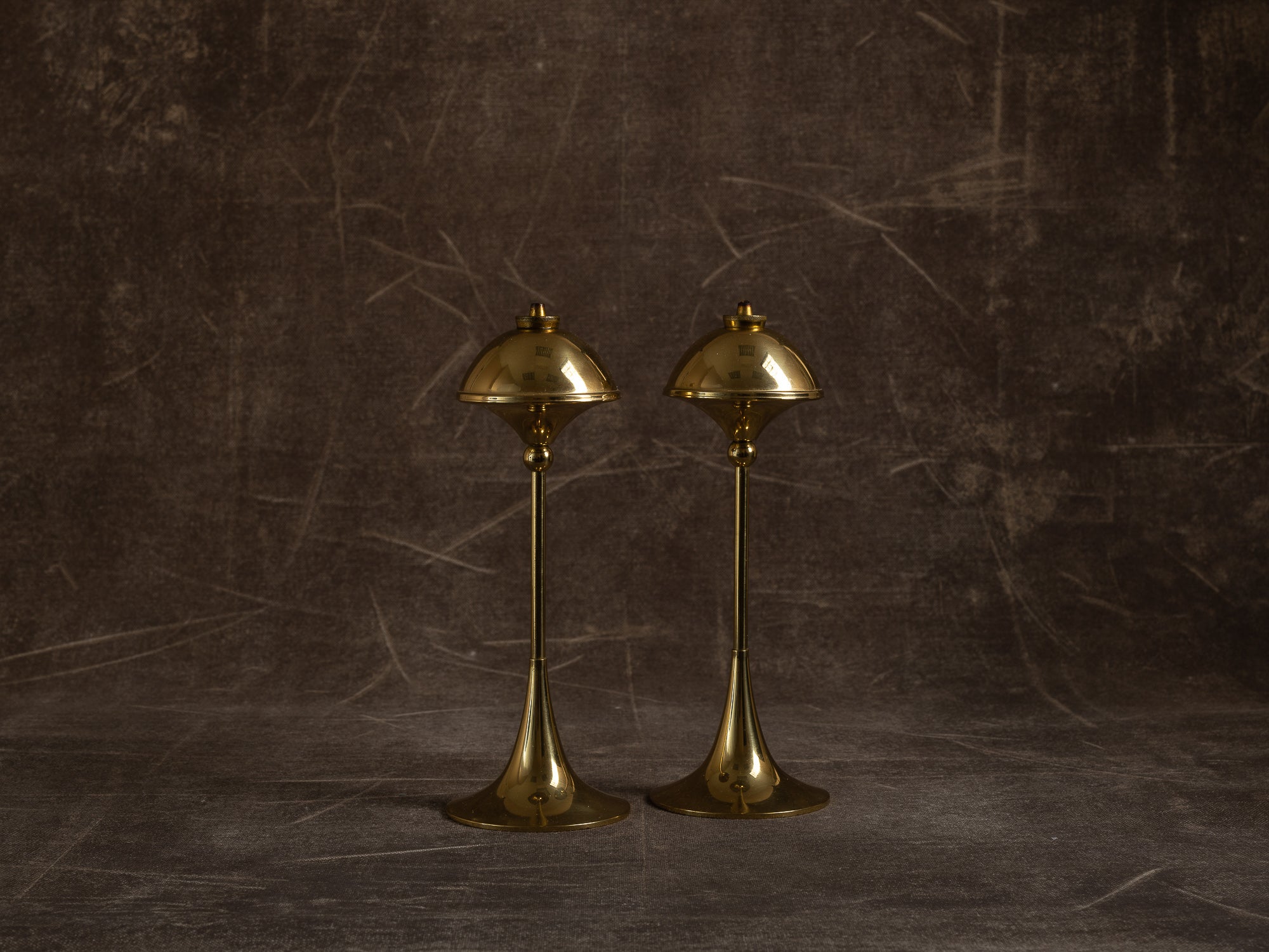 Paire de flambeaux à huile en laiton Monsterreg, Hejl Denmark & G.V. Harnisch, Danemark (vers 1960)..Pair of brass oil lamp / candle holders Hejl Denmark & G.V. Harnisch, Denmark (around 1960)