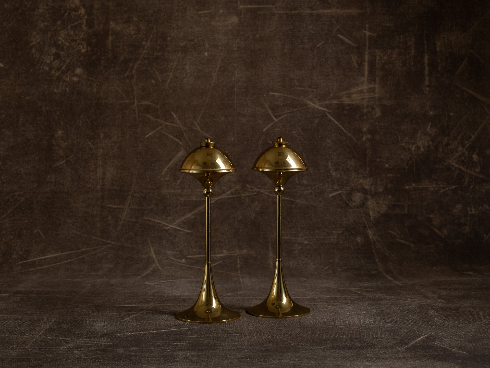 Paire de flambeaux à huile en laiton Monsterreg, Hejl Denmark & G.V. Harnisch, Danemark (vers 1960)..Pair of brass oil lamp / candle holders Hejl Denmark & G.V. Harnisch, Denmark (around 1960)