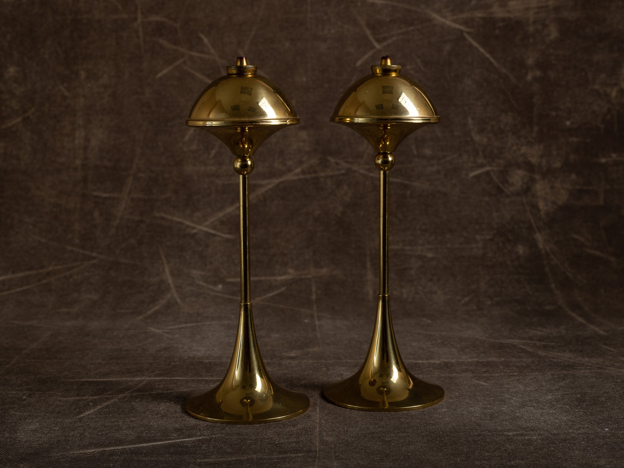 Paire de flambeaux à huile en laiton Monsterreg, Hejl Denmark & G.V. Harnisch, Danemark (vers 1960)..Pair of brass oil lamp / candle holders Hejl Denmark & G.V. Harnisch, Denmark (around 1960)