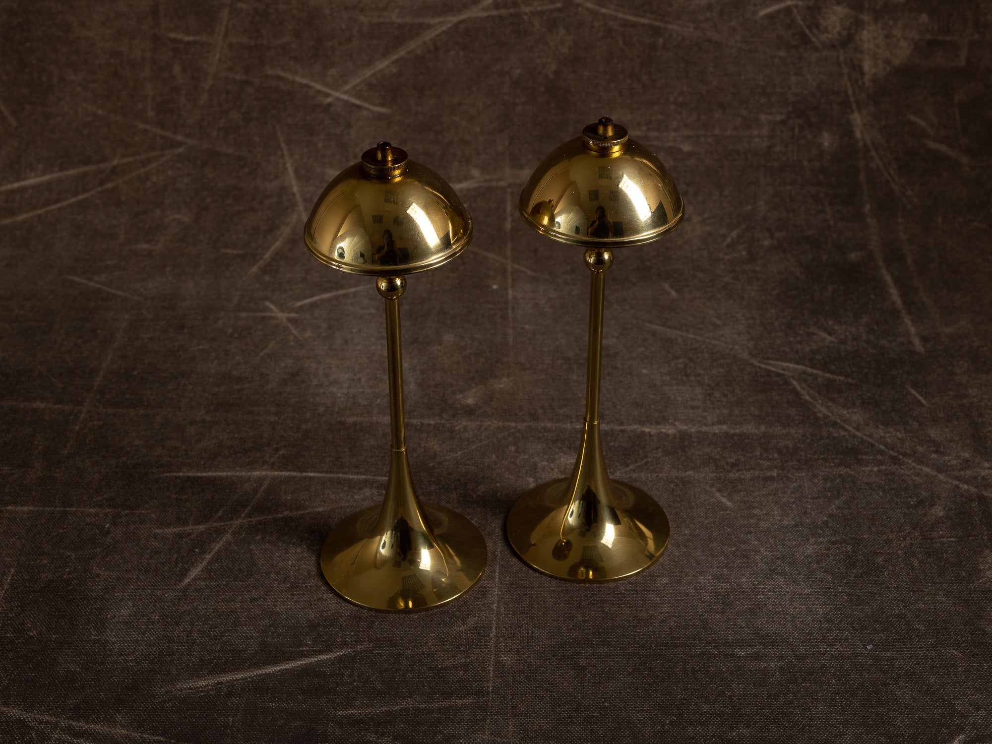 Paire de flambeaux à huile en laiton Monsterreg, Hejl Denmark & G.V. Harnisch, Danemark (vers 1960)..Pair of brass oil lamp / candle holders Hejl Denmark & G.V. Harnisch, Denmark (around 1960)