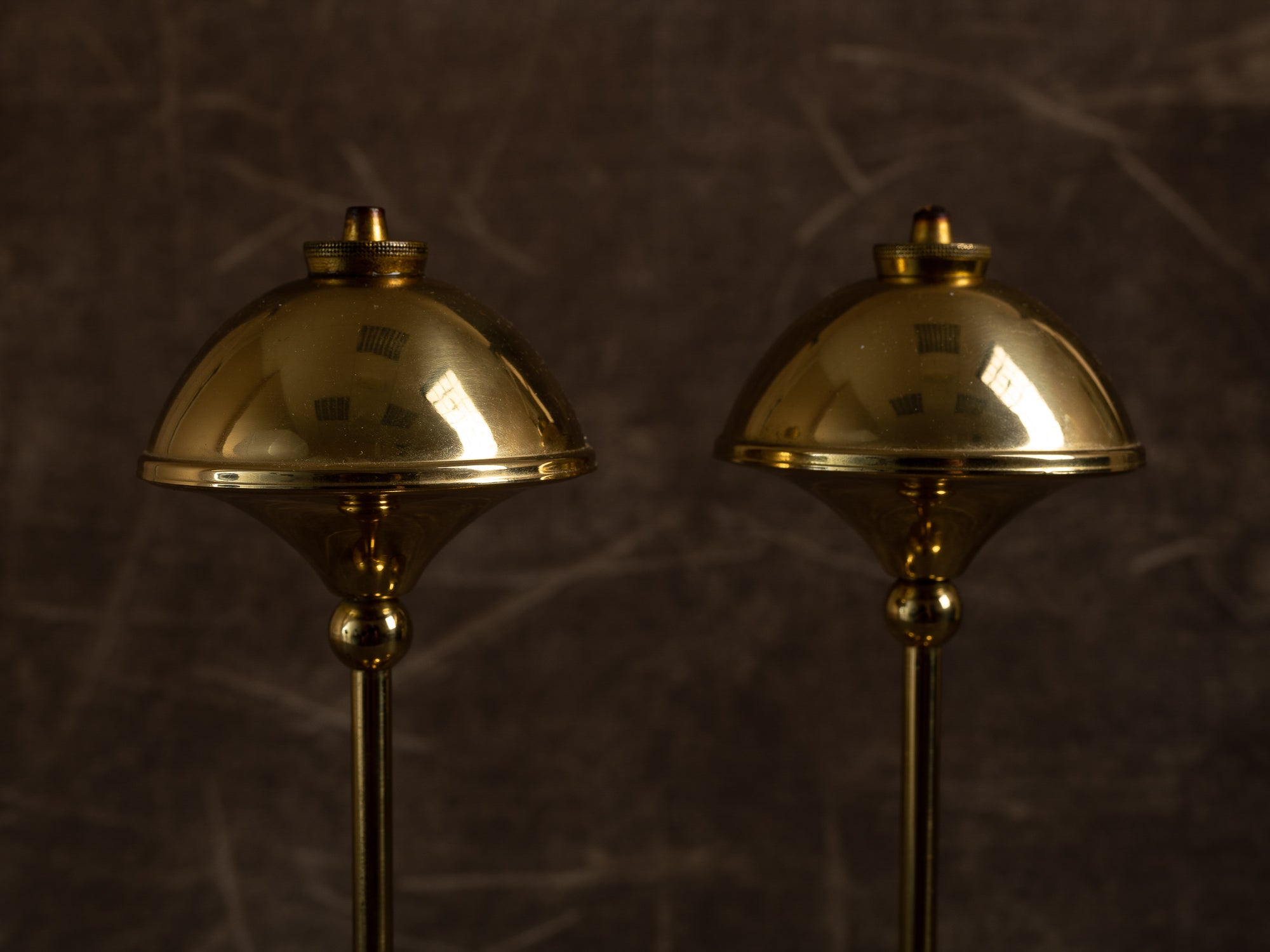 Paire de flambeaux à huile en laiton Monsterreg, Hejl Denmark & G.V. Harnisch, Danemark (vers 1960)..Pair of brass oil lamp / candle holders Hejl Denmark & G.V. Harnisch, Denmark (around 1960)