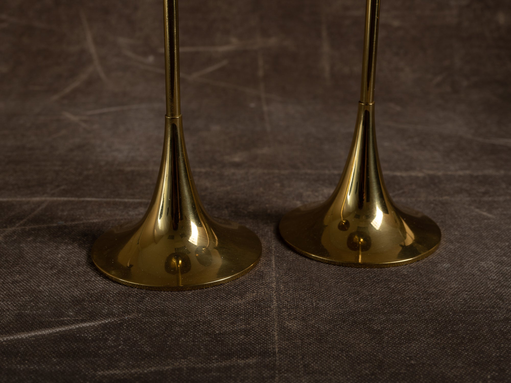 Paire de flambeaux à huile en laiton Monsterreg, Hejl Denmark & G.V. Harnisch, Danemark (vers 1960)..Pair of brass oil lamp / candle holders Hejl Denmark & G.V. Harnisch, Denmark (around 1960)