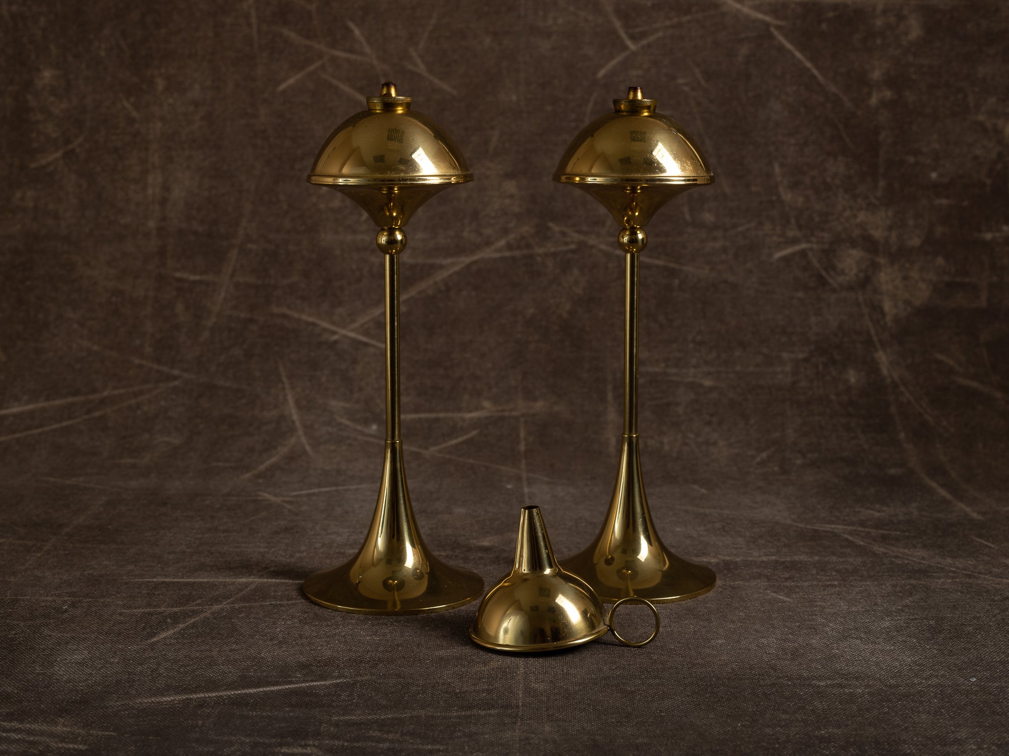 Paire de flambeaux à huile en laiton Monsterreg, Hejl Denmark & G.V. Harnisch, Danemark (vers 1960)..Pair of brass oil lamp / candle holders Hejl Denmark & G.V. Harnisch, Denmark (around 1960)