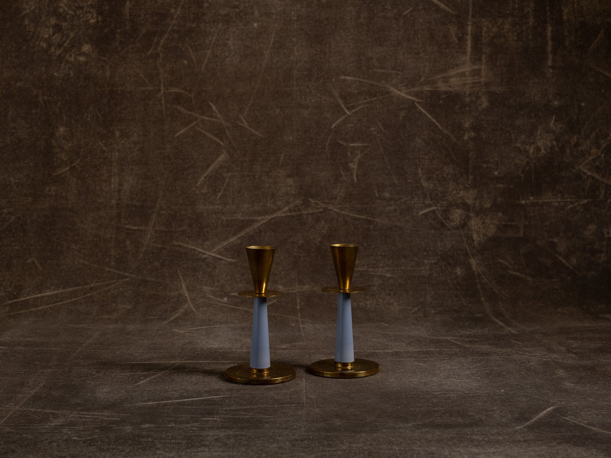 Paire de flambeaux en laiton et bakélite de Nils Thylstrup pour Nils Johan, Suède (vers 1950)..Pair of brass and bakelite candle holders by Nils Thylstrup for Nils Johan, Sweden (circa 1950)