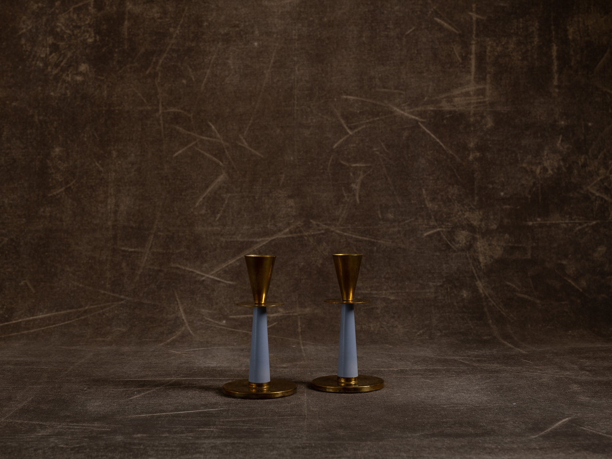 Paire de flambeaux en laiton et bakélite de Nils Thylstrup pour Nils Johan, Suède (vers 1950)..Pair of brass and bakelite candle holders by Nils Thylstrup for Nils Johan, Sweden (circa 1950)