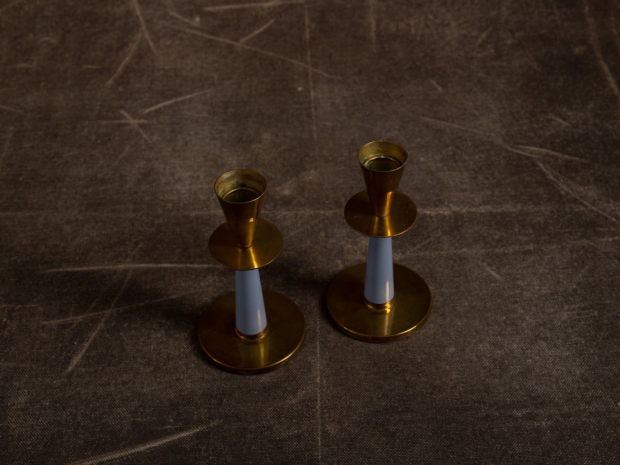 Paire de flambeaux en laiton et bakélite de Nils Thylstrup pour Nils Johan, Suède (vers 1950)..Pair of brass and bakelite candle holders by Nils Thylstrup for Nils Johan, Sweden (circa 1950)