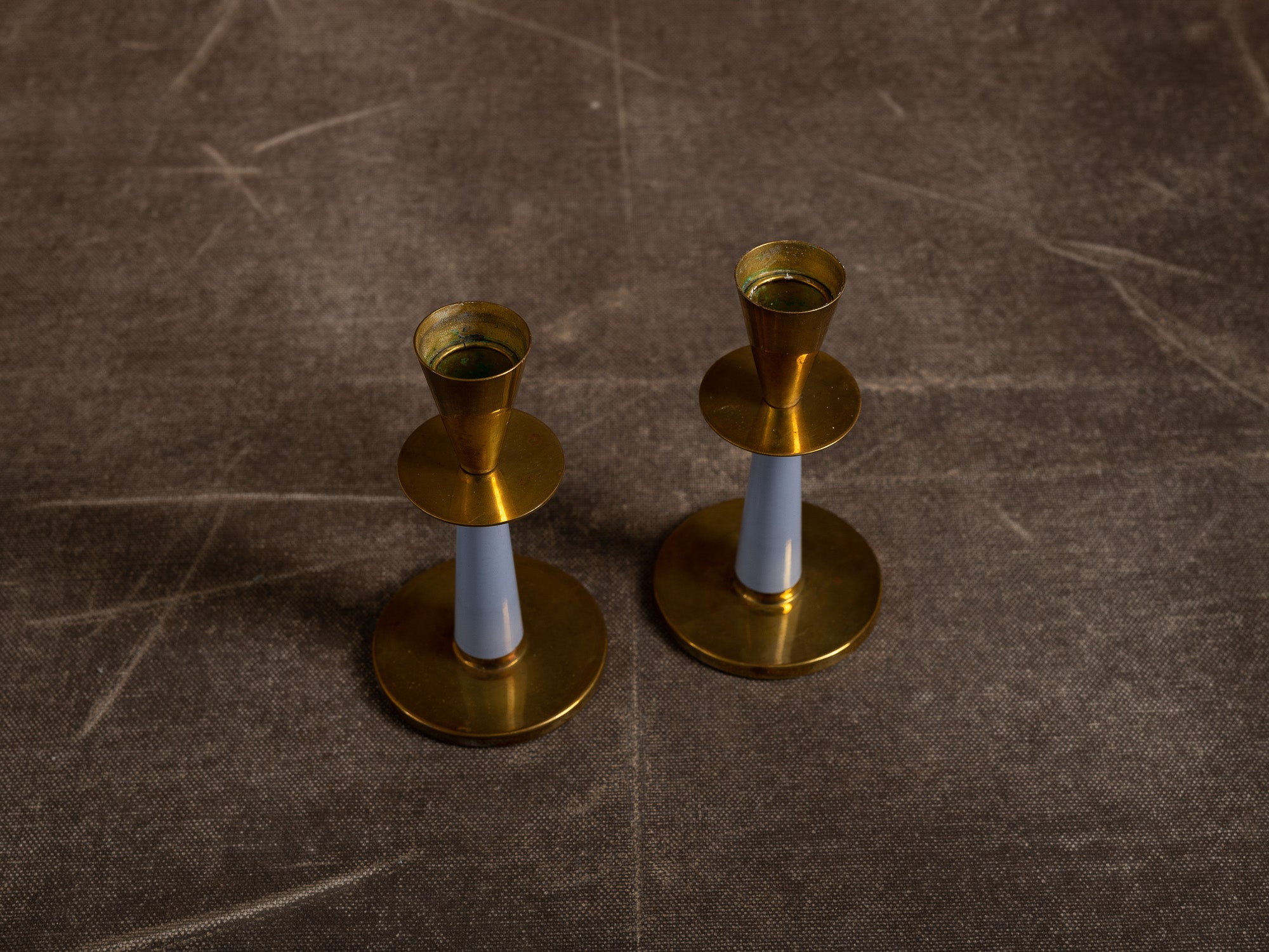 Paire de flambeaux en laiton et bakélite de Nils Thylstrup pour Nils Johan, Suède (vers 1950)..Pair of brass and bakelite candle holders by Nils Thylstrup for Nils Johan, Sweden (circa 1950)