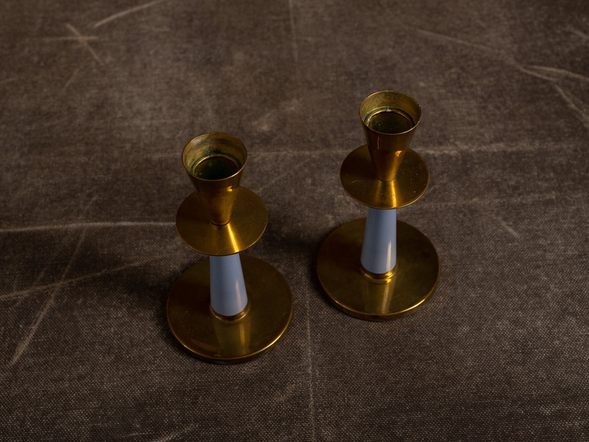 Paire de flambeaux en laiton et bakélite de Nils Thylstrup pour Nils Johan, Suède (vers 1950)..Pair of brass and bakelite candle holders by Nils Thylstrup for Nils Johan, Sweden (circa 1950)