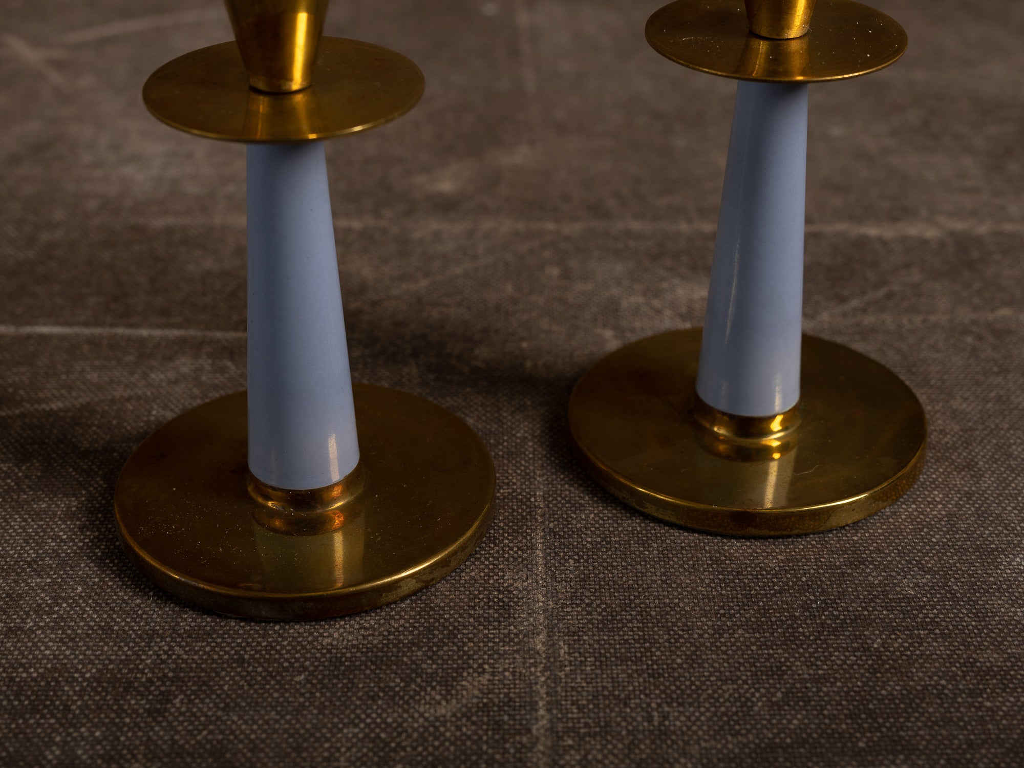 Paire de flambeaux en laiton et bakélite de Nils Thylstrup pour Nils Johan, Suède (vers 1950)..Pair of brass and bakelite candle holders by Nils Thylstrup for Nils Johan, Sweden (circa 1950)