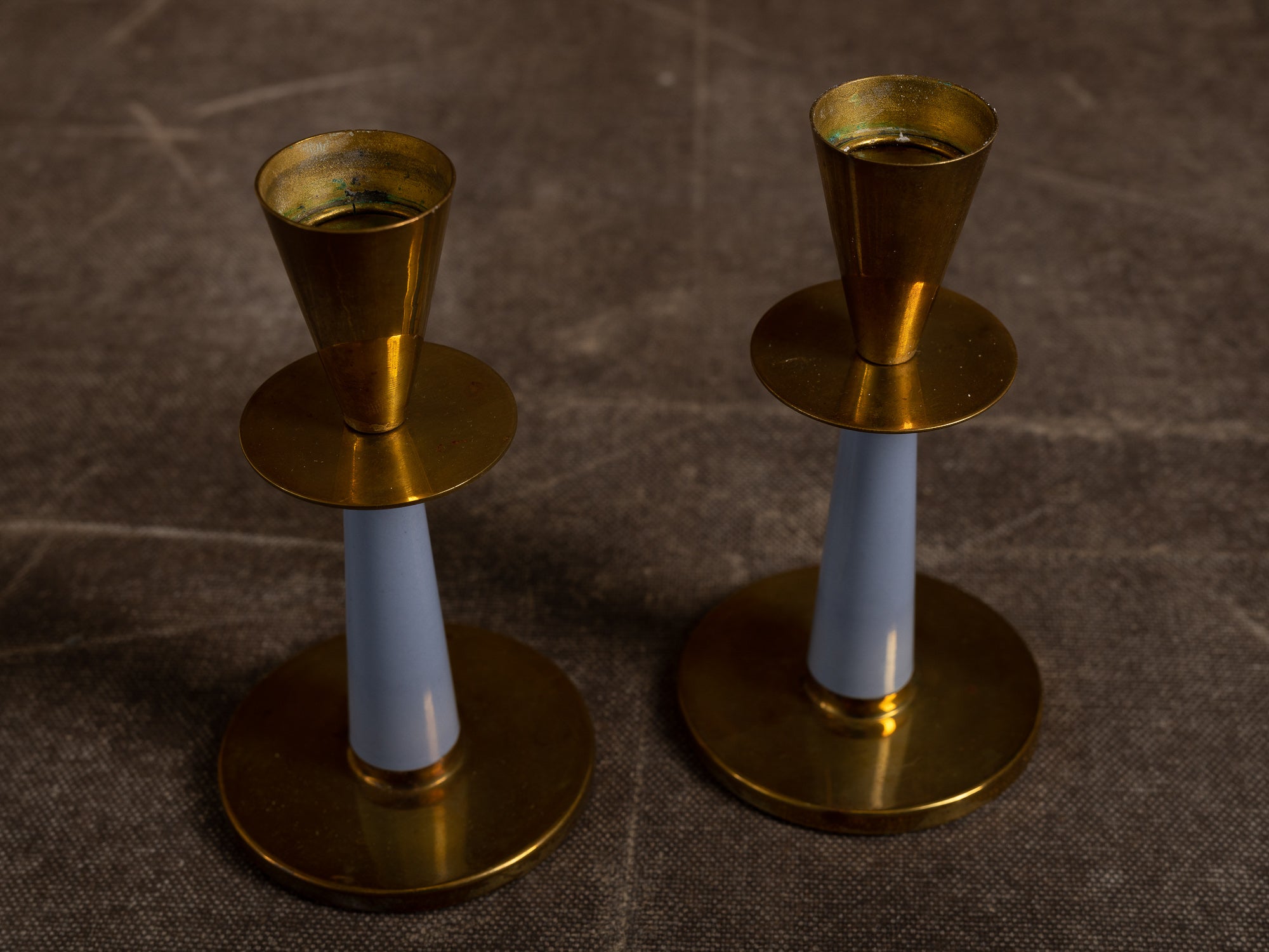 Paire de flambeaux en laiton et bakélite de Nils Thylstrup pour Nils Johan, Suède (vers 1950)..Pair of brass and bakelite candle holders by Nils Thylstrup for Nils Johan, Sweden (circa 1950)