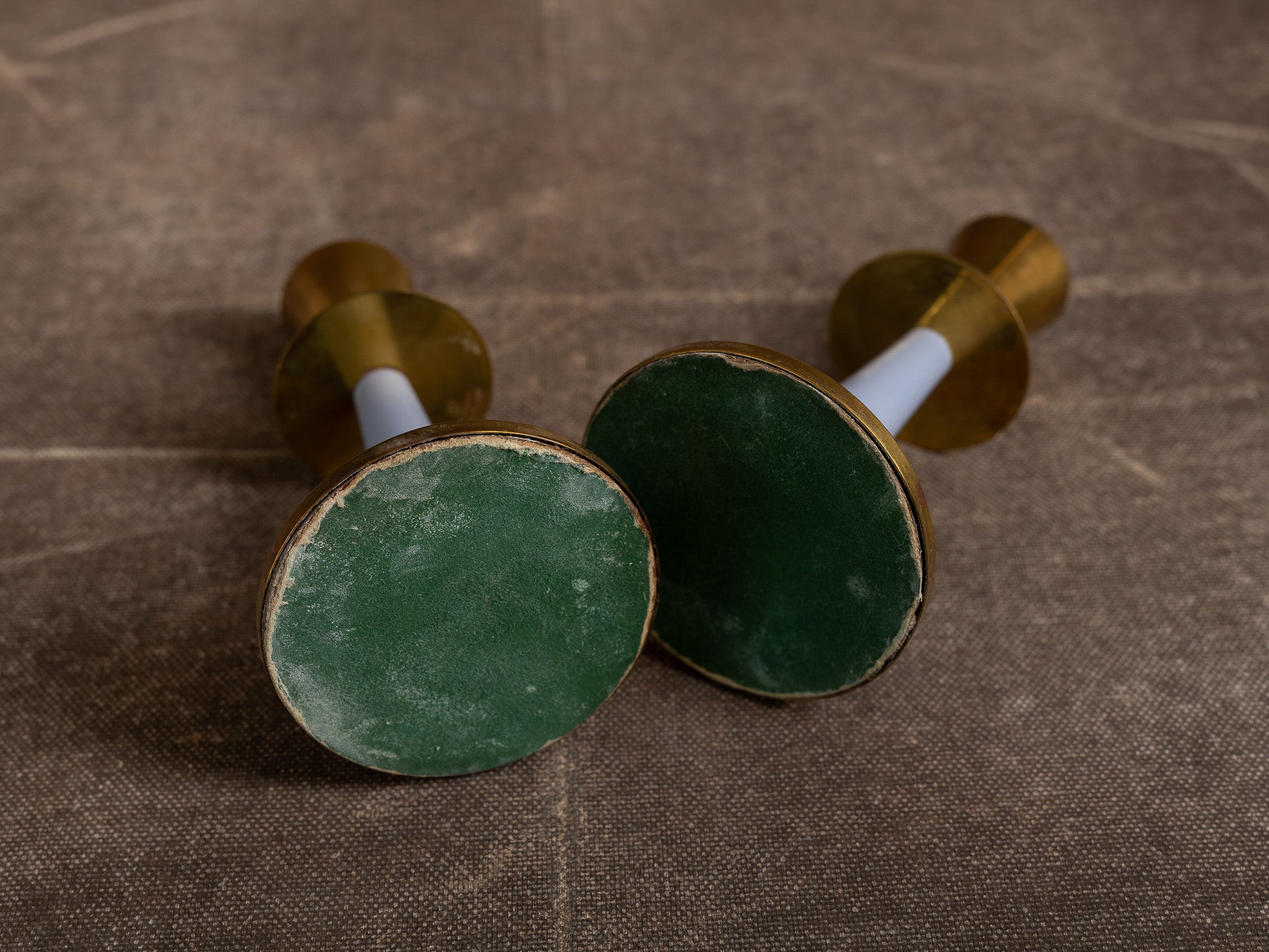 Paire de flambeaux en laiton et bakélite de Nils Thylstrup pour Nils Johan, Suède (vers 1950)..Pair of brass and bakelite candle holders by Nils Thylstrup for Nils Johan, Sweden (circa 1950)