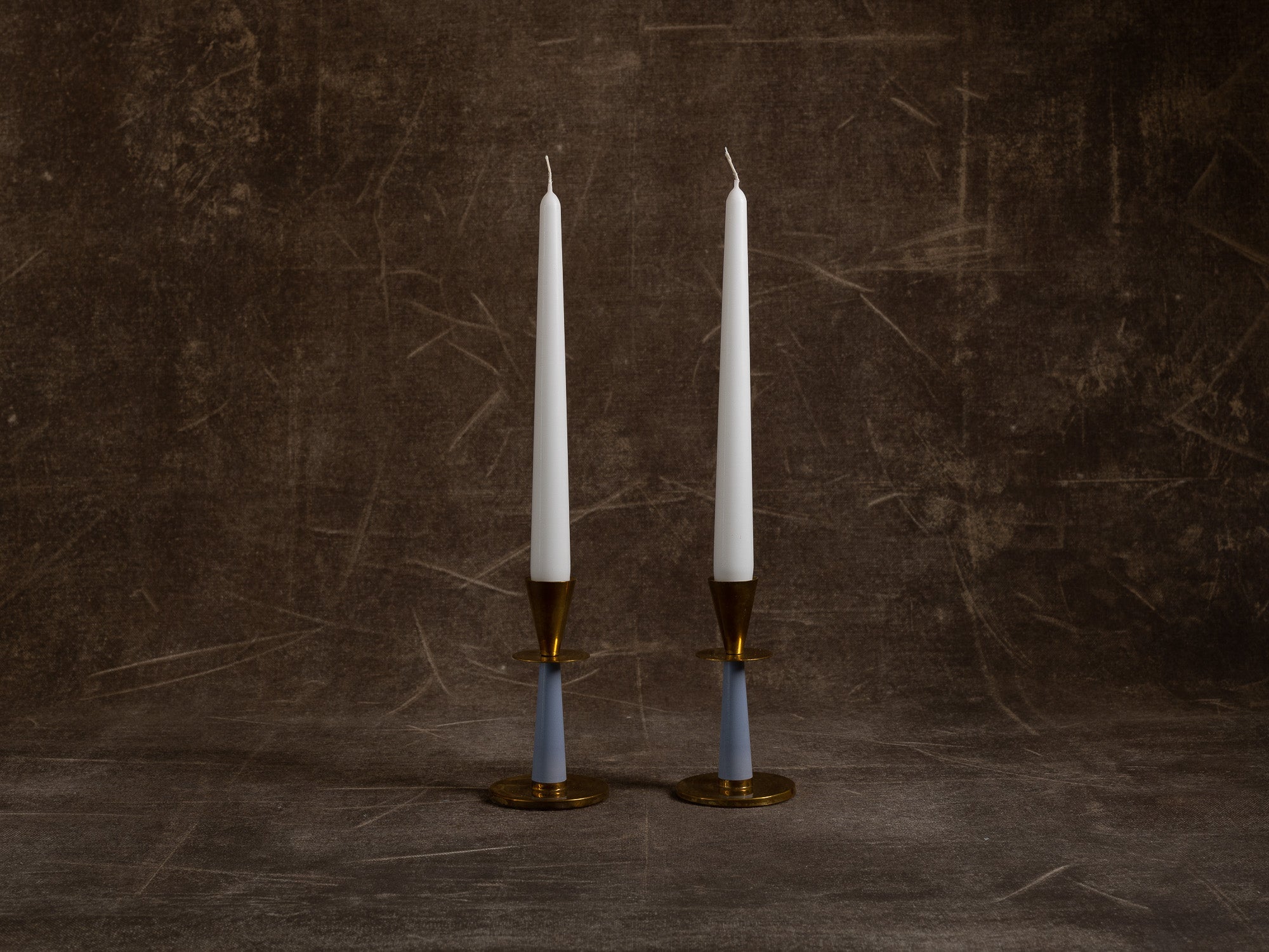Paire de flambeaux en laiton et bakélite de Nils Thylstrup pour Nils Johan, Suède (vers 1950)..Pair of brass and bakelite candle holders by Nils Thylstrup for Nils Johan, Sweden (circa 1950)