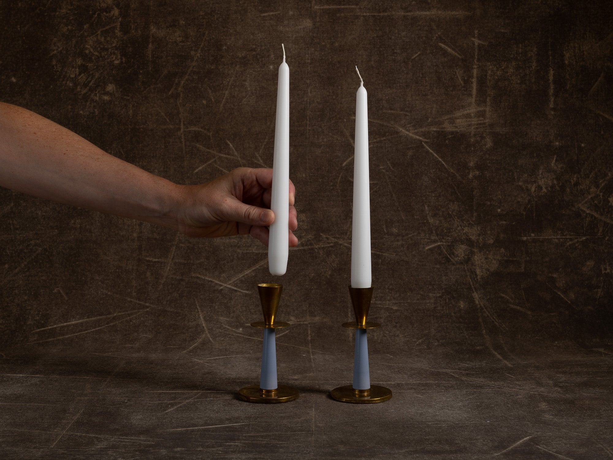 Paire de flambeaux en laiton et bakélite de Nils Thylstrup pour Nils Johan, Suède (vers 1950)..Pair of brass and bakelite candle holders by Nils Thylstrup for Nils Johan, Sweden (circa 1950)