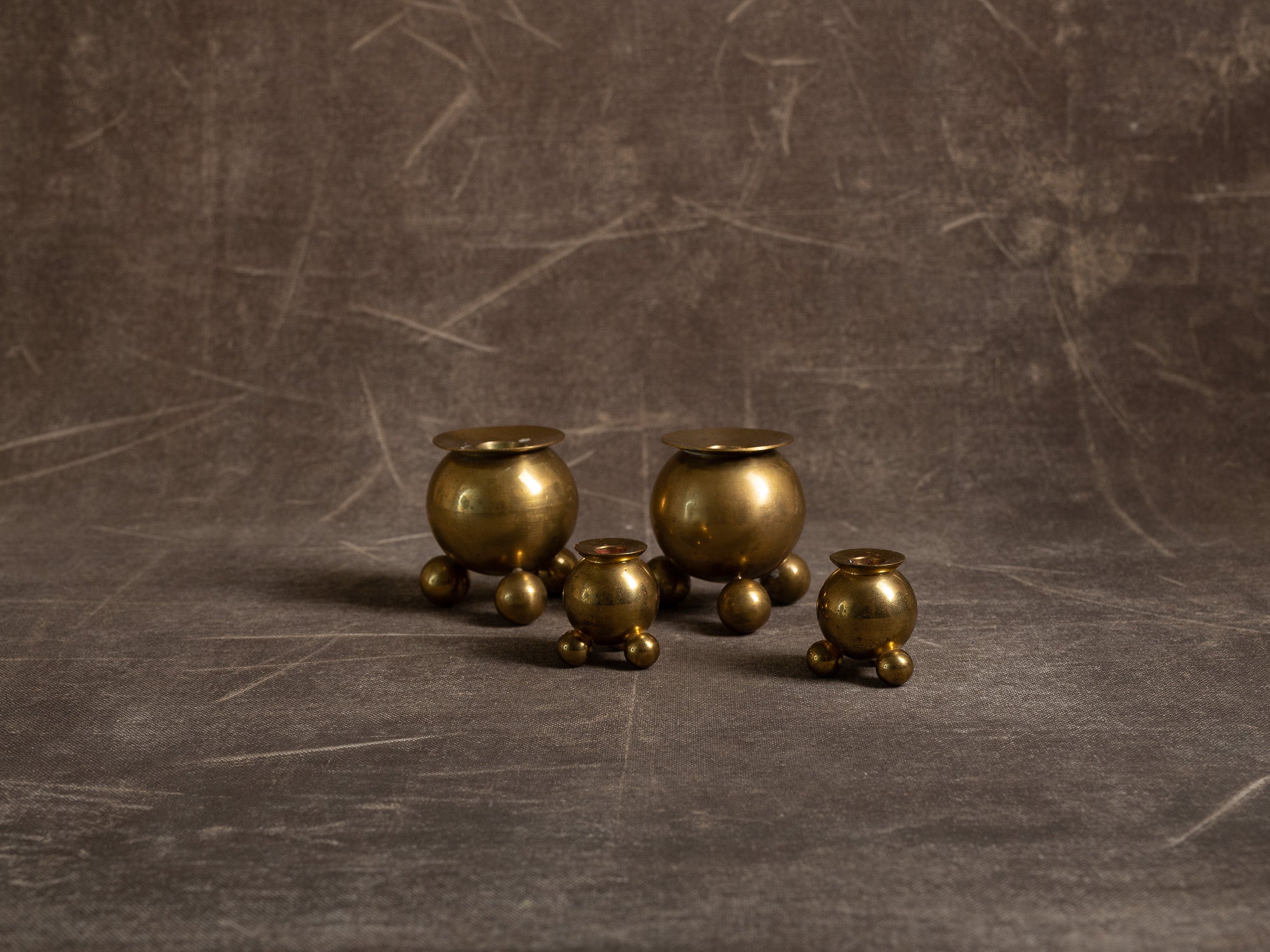 Ensemble de quatre flambeaux par Gusum Bruk, Suède (vers 1900)..Set of 4 candle holders by Gusum Bruk, Sweden (circa 1900)