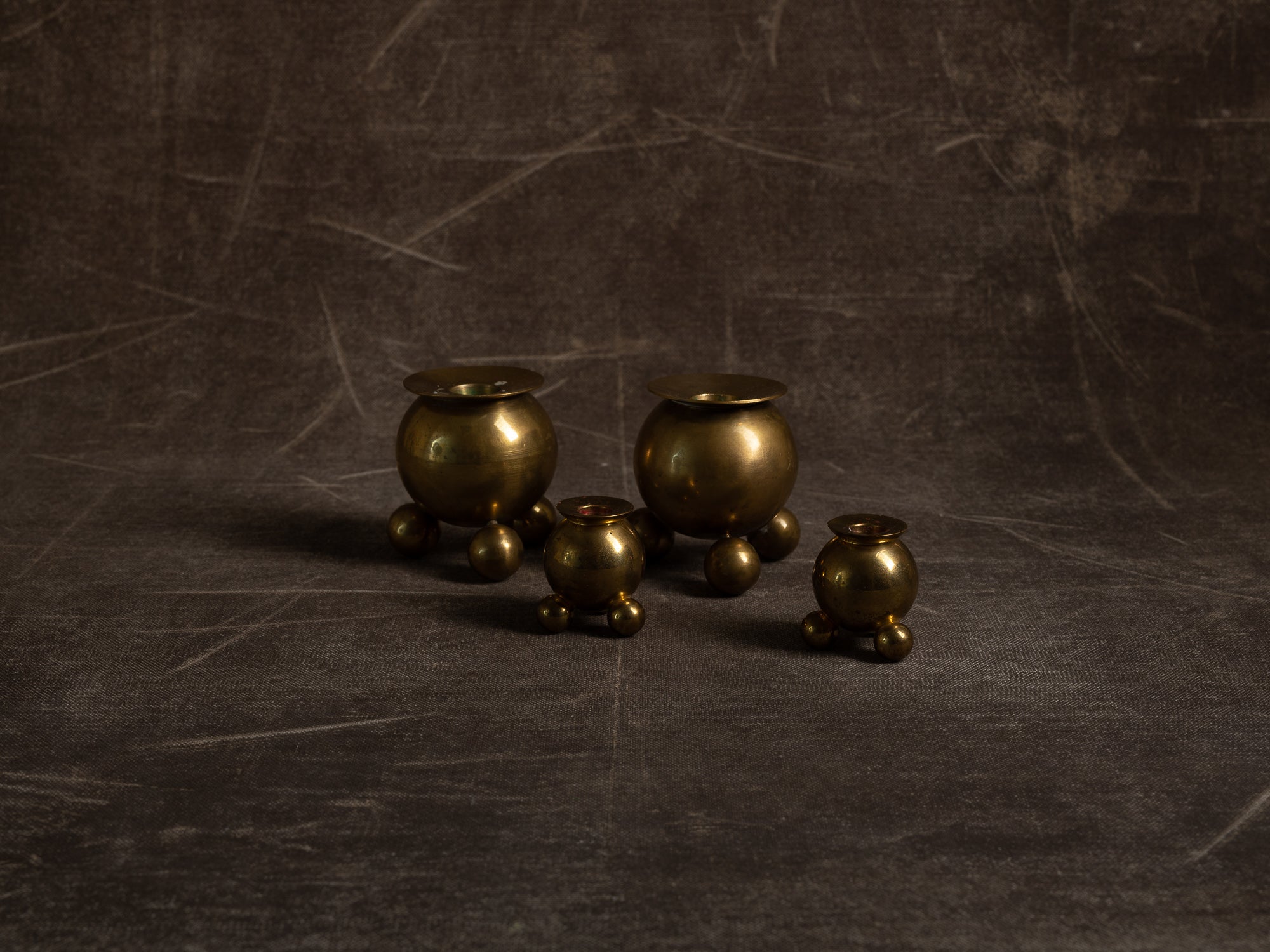Ensemble de quatre flambeaux par Gusum Bruk, Suède (vers 1900)..Set of 4 candle holders by Gusum Bruk, Sweden (circa 1900)