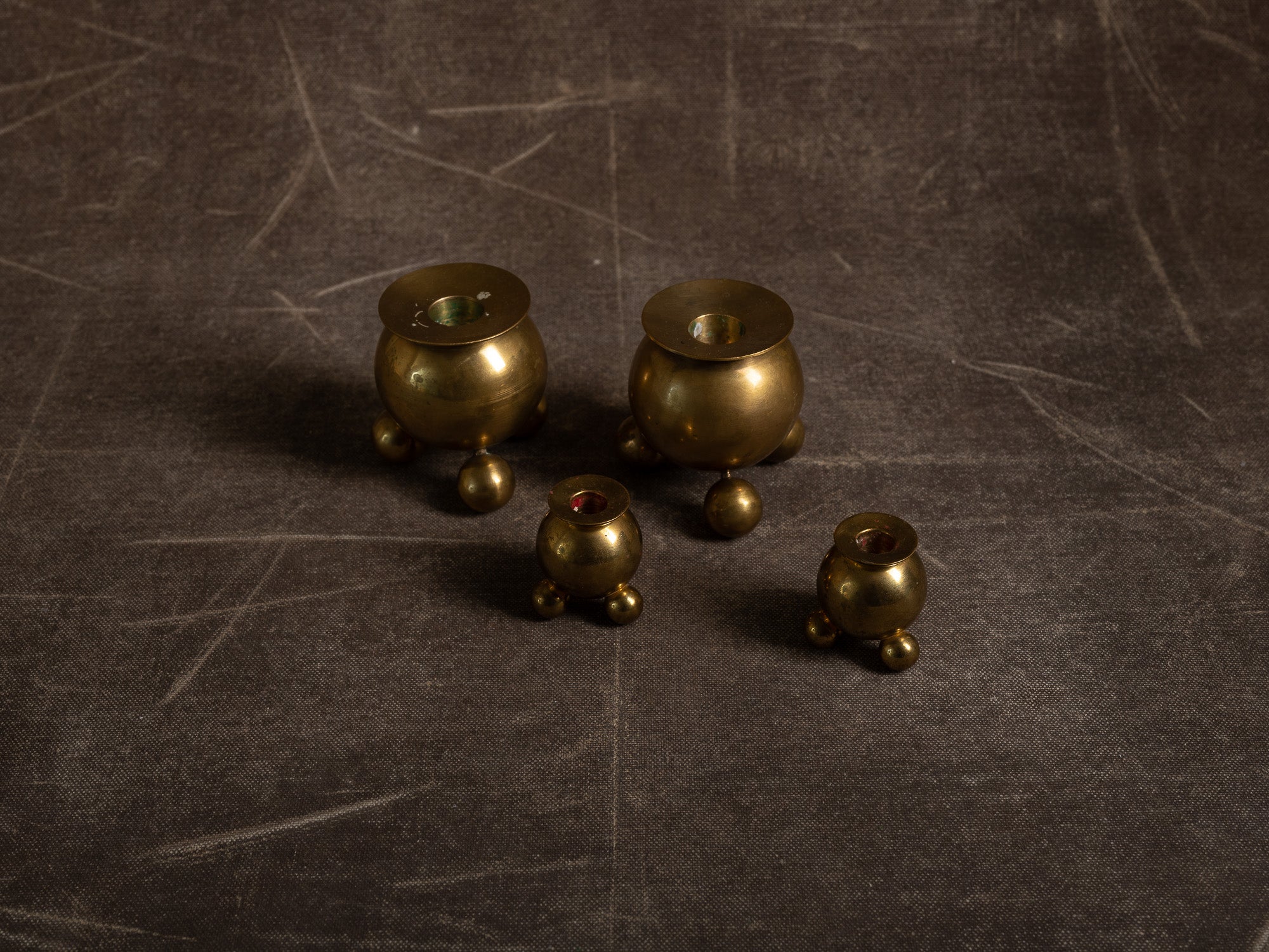 Ensemble de quatre flambeaux par Gusum Bruk, Suède (vers 1900)..Set of 4 candle holders by Gusum Bruk, Sweden (circa 1900)