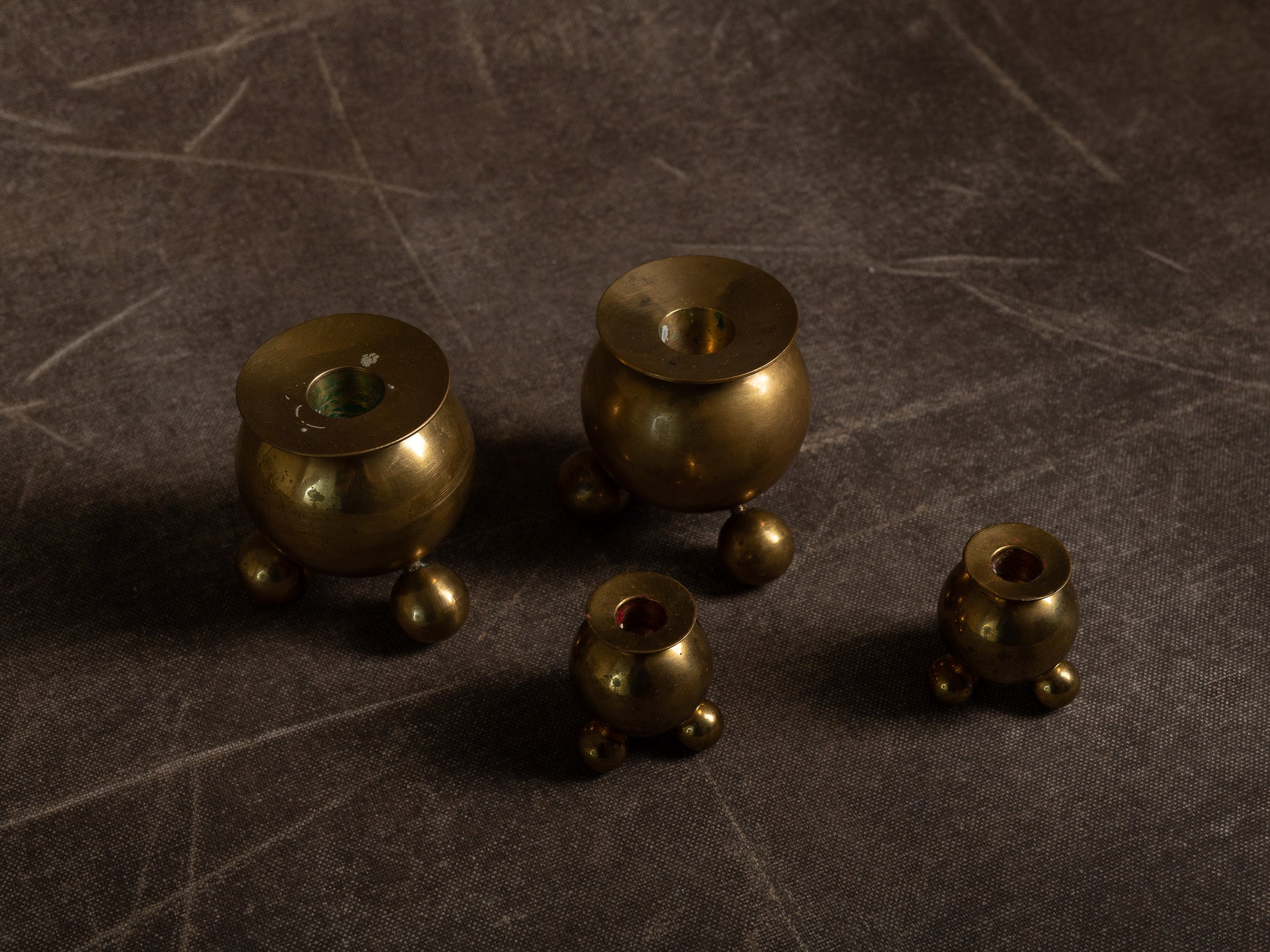 Ensemble de quatre flambeaux par Gusum Bruk, Suède (vers 1900)..Set of 4 candle holders by Gusum Bruk, Sweden (circa 1900)