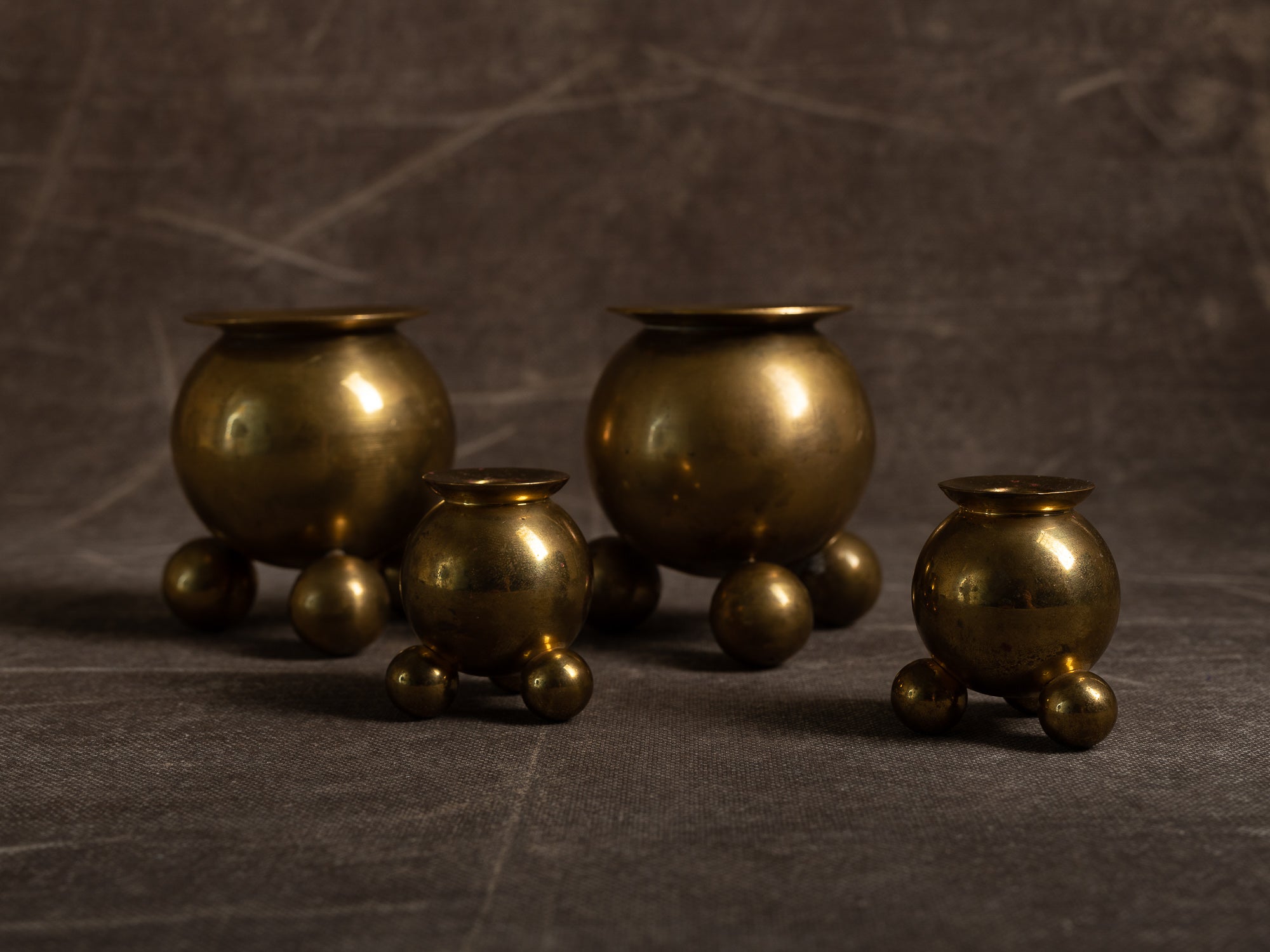 Ensemble de quatre flambeaux par Gusum Bruk, Suède (vers 1900)..Set of 4 candle holders by Gusum Bruk, Sweden (circa 1900)