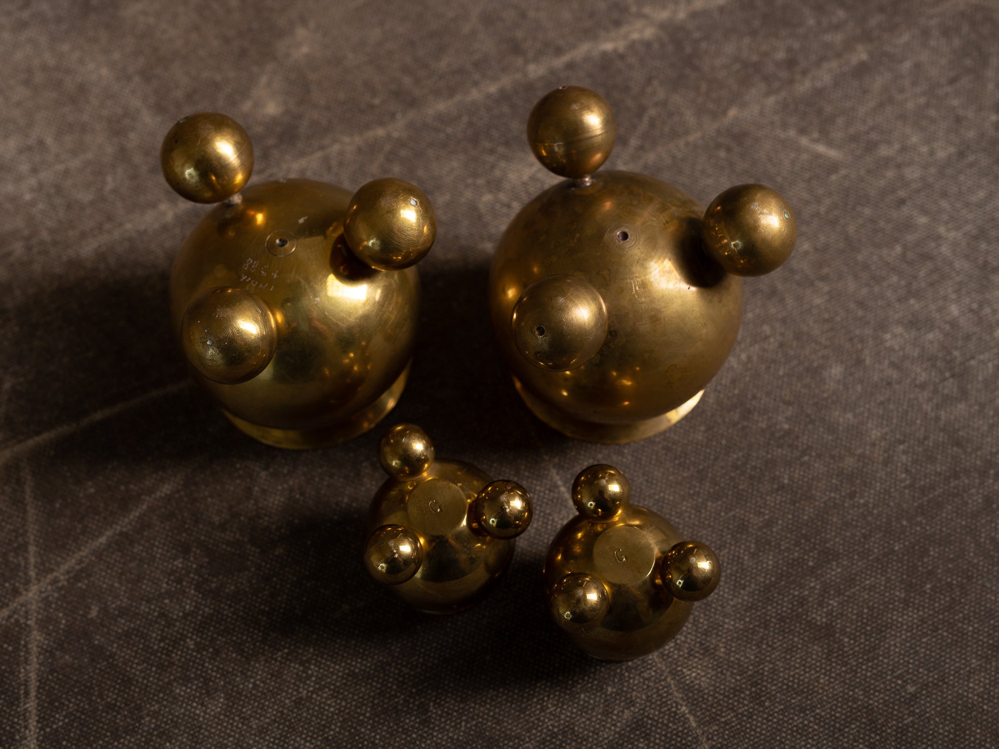 Ensemble de quatre flambeaux par Gusum Bruk, Suède (vers 1900)..Set of 4 candle holders by Gusum Bruk, Sweden (circa 1900)