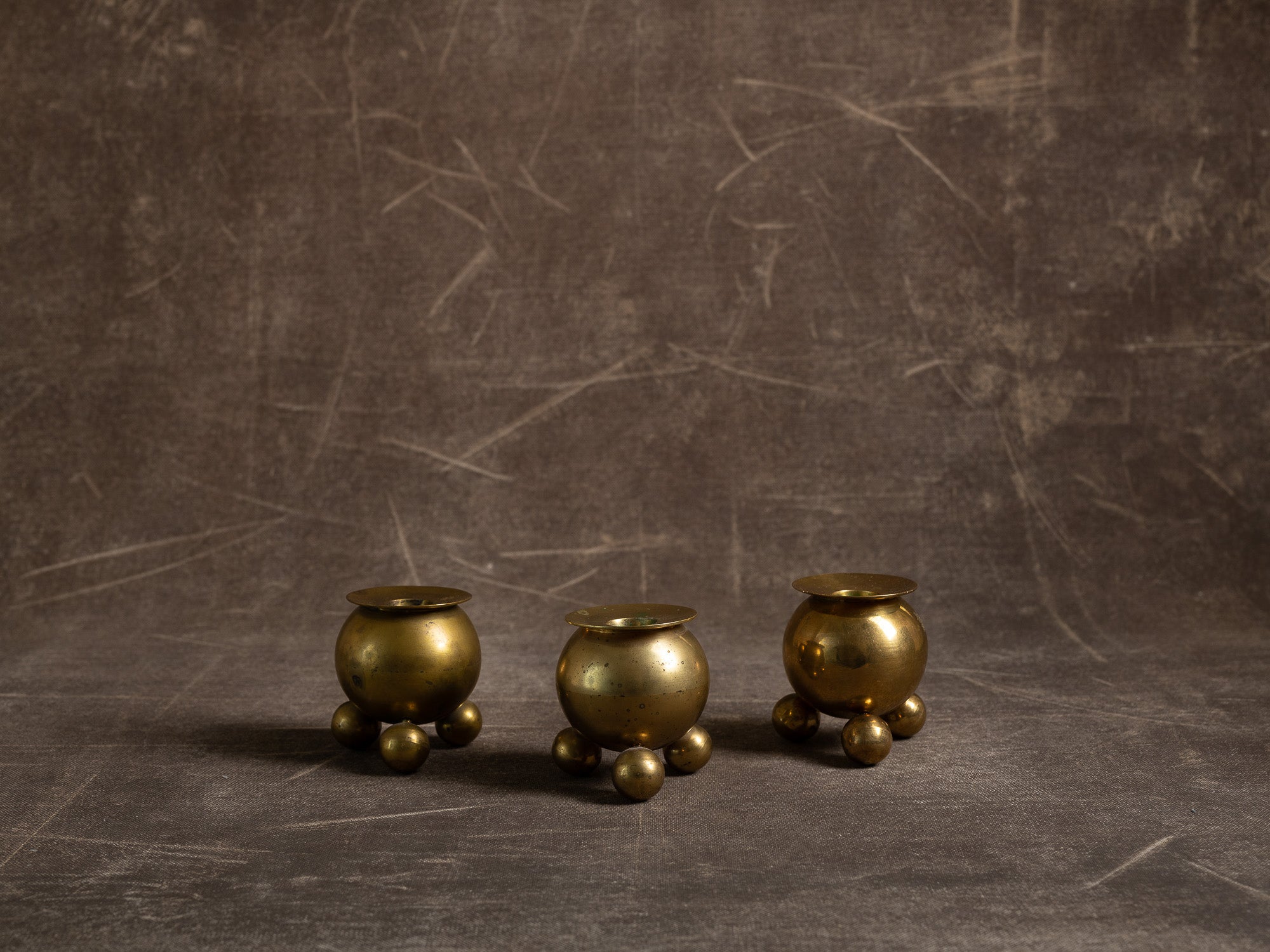 Suite de trois flambeaux par Gusum Bruk, Suède (vers 1900)..Set of 3 candle holders by Gusum Bruk, Sweden (circa 1900)