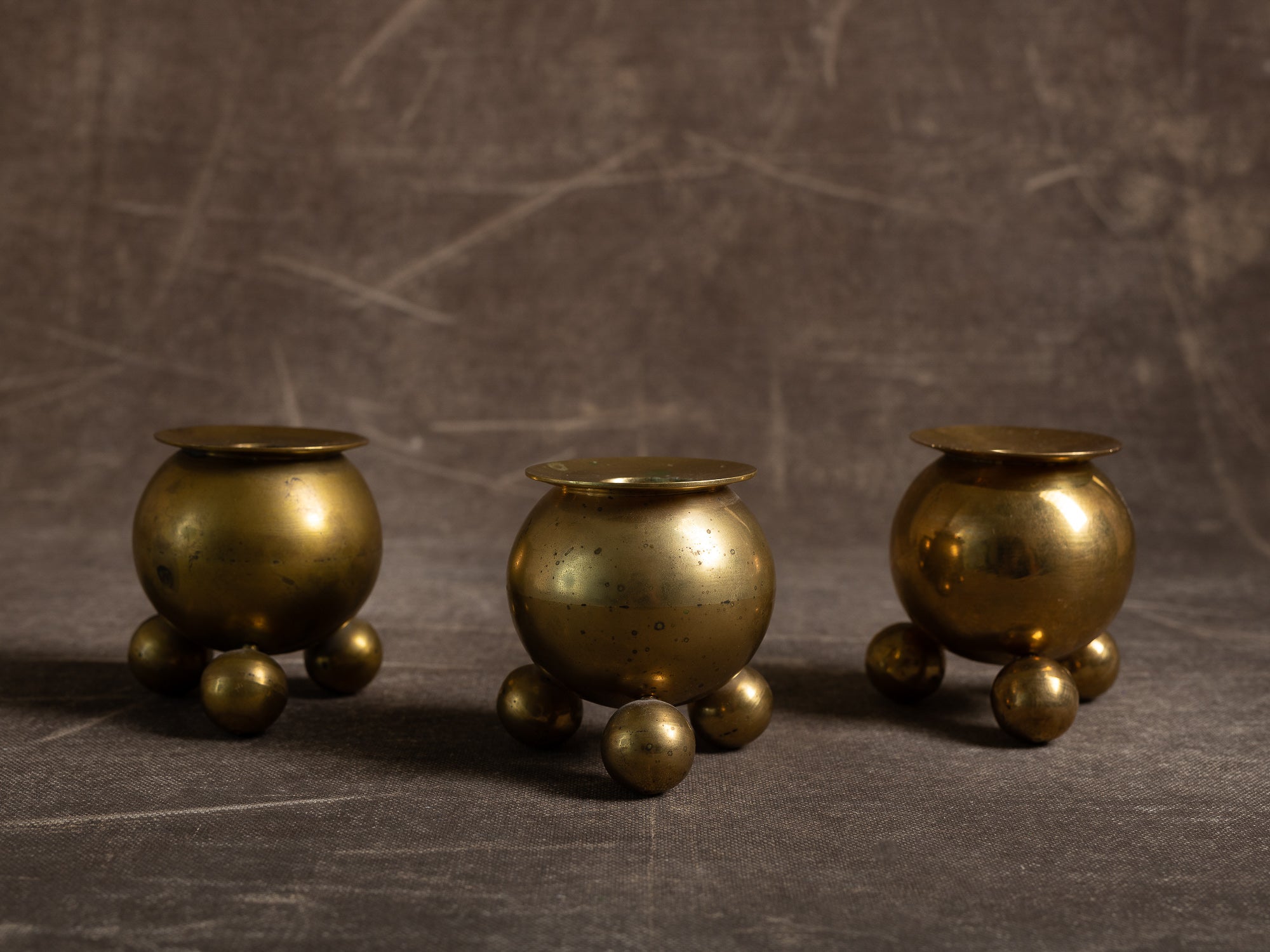 Suite de trois flambeaux par Gusum Bruk, Suède (vers 1900)..Set of 3 candle holders by Gusum Bruk, Sweden (circa 1900)