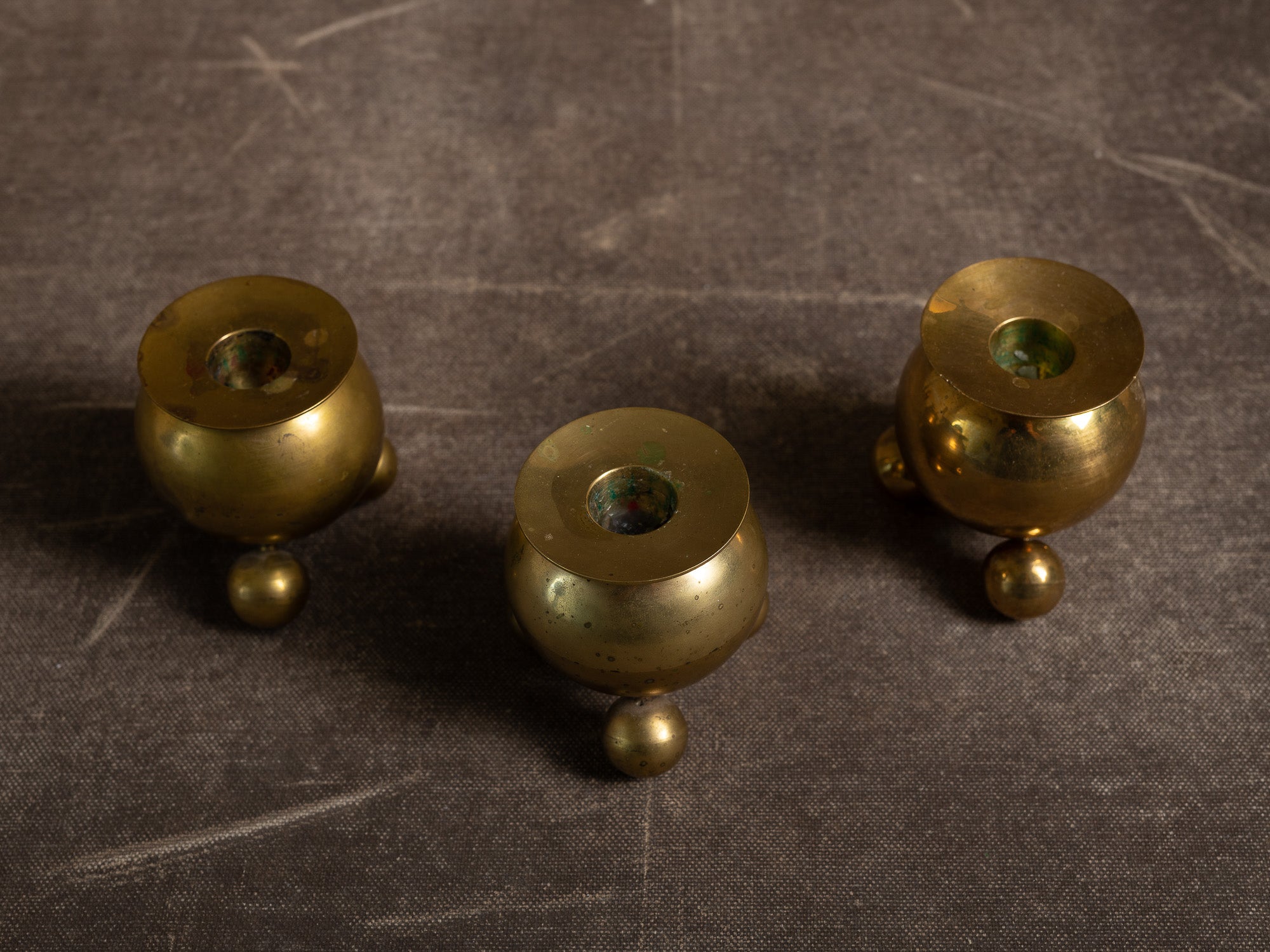 Suite de trois flambeaux par Gusum Bruk, Suède (vers 1900)..Set of 3 candle holders by Gusum Bruk, Sweden (circa 1900)